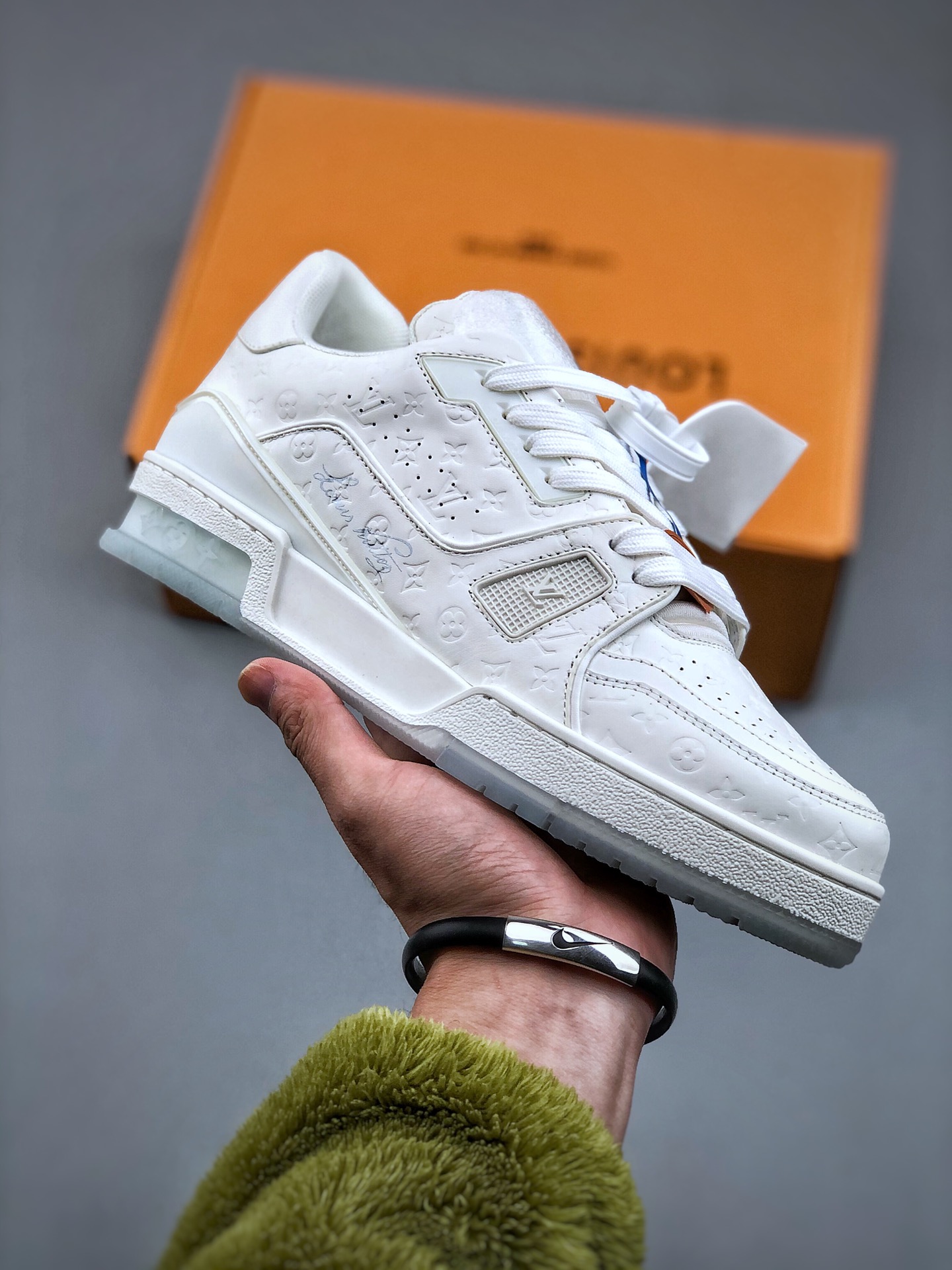 图片[4]-双11福利第5️⃣0️⃣波 原市场高价零售版本 顶级纯原级别 LOUIS VUITTON Trainer LV 路易威登 独家全新升级最新包装，海淘代购同渠道品质 高端零售 外贸充正专供 原版购入开发 ZP级全套包装 完美楦型 正确卡色 细节与原版一致 请注意区分市面通货版本 💯Virgil Abloh亲自操刀设计❗全新LV路易威登Louis Vuitton TrSneaker Low休闲运动文化百搭篮球板鞋 广东原产#升级2023原版一致礼品鞋盒及全套代购包装说明书防尘布袋物件，正确原装进口平纹纹粒面小牛皮革鞋面材质原装一致TPR光泽组合鞋底#耐弯折滴塑支持片#全新原版一致鞋垫超软脚感材质❗2023春夏时装秀揭秘 LV Trainer 运动鞋于路易威登升级再造项目中的瞩目革新。小牛皮材质回收自 LV Trainer 运动靴，手写体注释标明鞋身构造，清晰明线可由顾客亲手剪裁以完成设计，处处彰显别致匠心。 尺码：35 36 37 38 39 40 41 42 43 44 45-选品中心