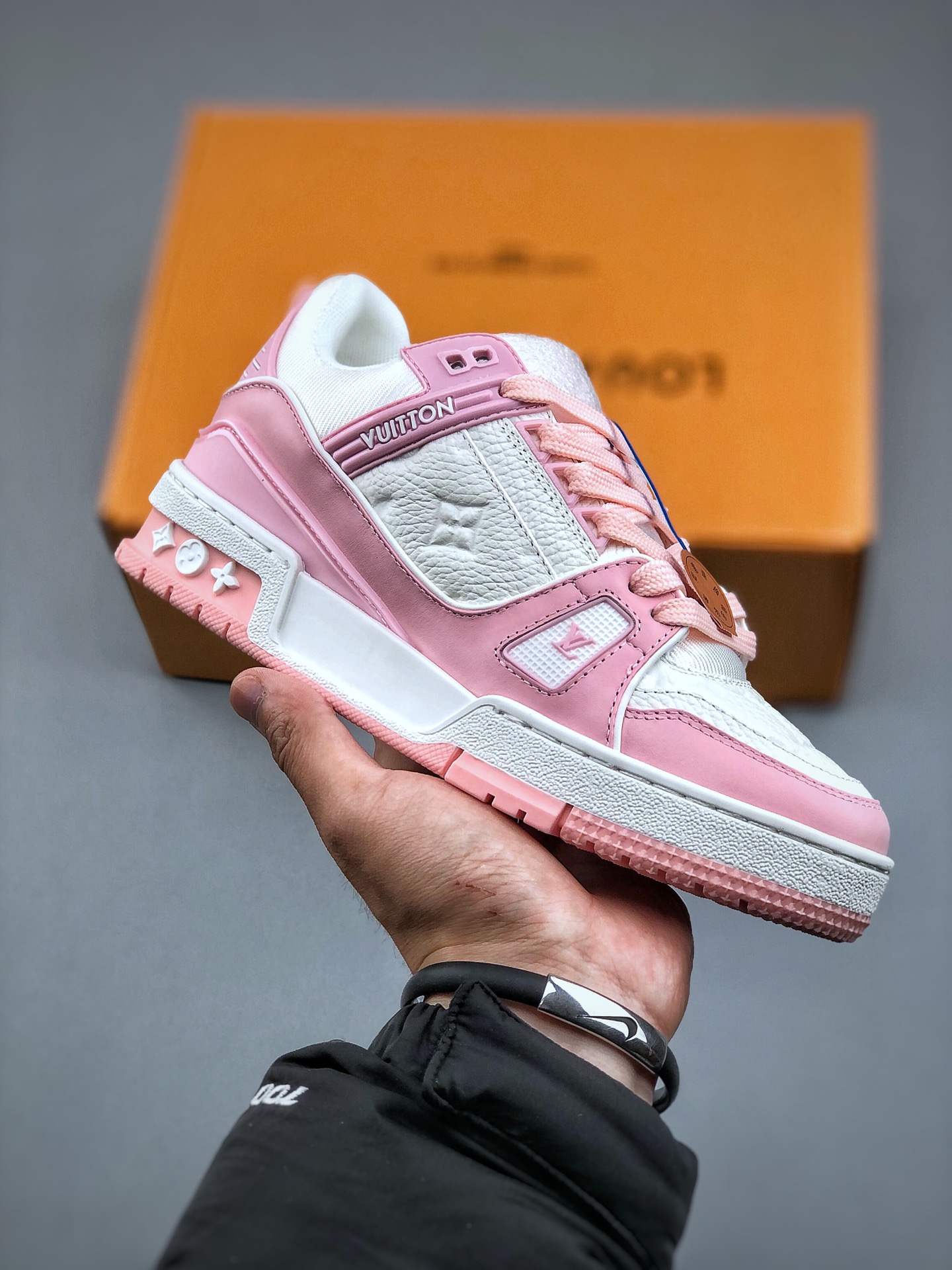 图片[6]-双11福利第5️⃣0️⃣波 原市场高价零售版本 顶级纯原级别 LOUIS VUITTON Trainer LV 路易威登 独家全新升级最新包装，海淘代购同渠道品质 高端零售 外贸充正专供 原版购入开发 ZP级全套包装 完美楦型 正确卡色 细节与原版一致 请注意区分市面通货版本 💯Virgil Abloh亲自操刀设计❗全新LV路易威登Louis Vuitton TrSneaker Low休闲运动文化百搭篮球板鞋 广东原产#升级2023原版一致礼品鞋盒及全套代购包装说明书防尘布袋物件，正确原装进口平纹纹粒面小牛皮革鞋面材质原装一致TPR光泽组合鞋底#耐弯折滴塑支持片#全新原版一致鞋垫超软脚感材质❗2023春夏时装秀揭秘 LV Trainer 运动鞋于路易威登升级再造项目中的瞩目革新。小牛皮材质回收自 LV Trainer 运动靴，手写体注释标明鞋身构造，清晰明线可由顾客亲手剪裁以完成设计，处处彰显别致匠心。 尺码：35 36 37 38 39 40 41 42 43 44 45-选品中心