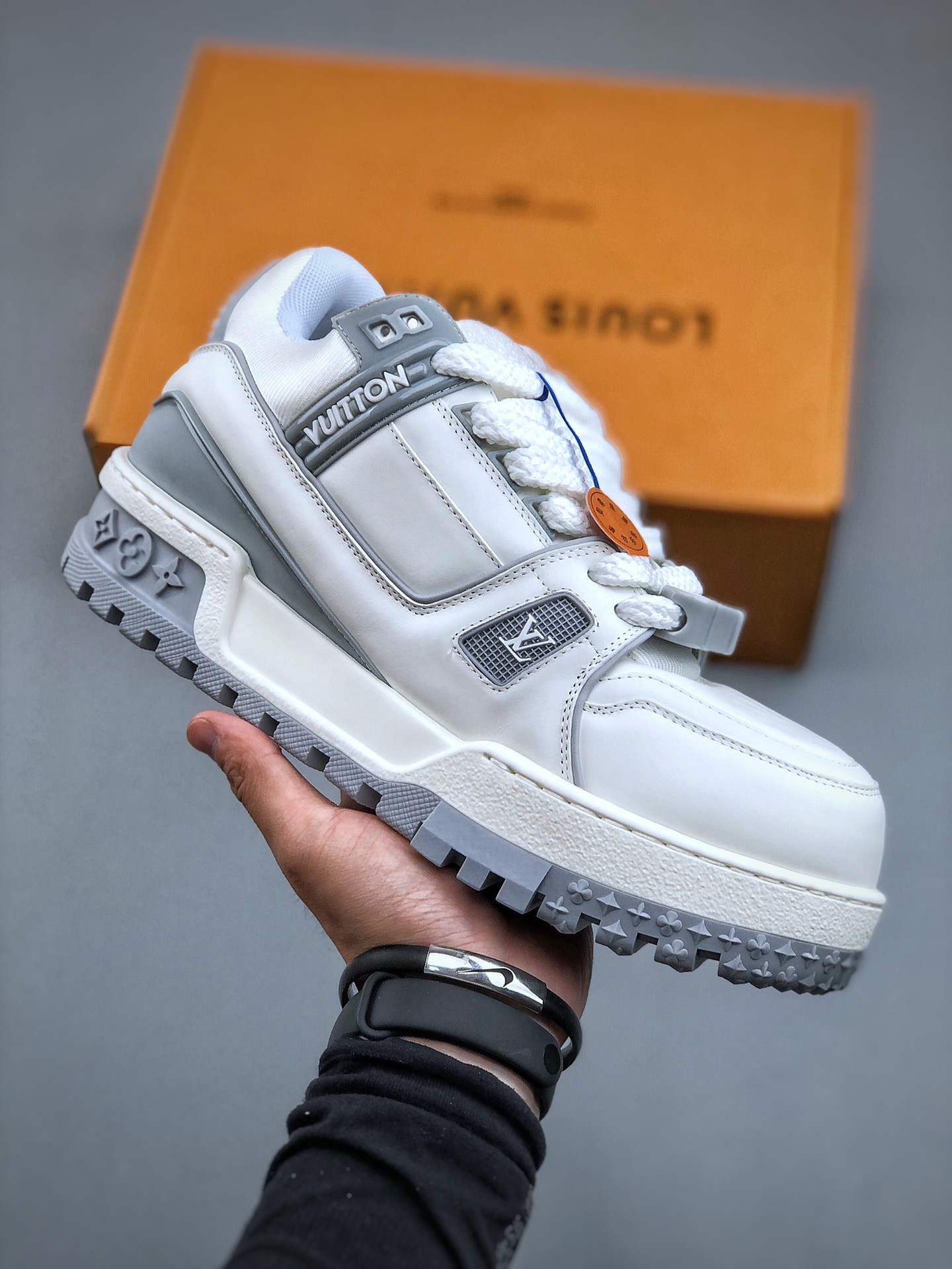 双11福利第5️⃣0️⃣波 原市场高价零售版本 顶级纯原级别 LOUIS VUITTON Trainer LV 路易威登 独家全新升级最新包装，海淘代购同渠道品质 高端零售 外贸充正专供 原版购入开发 ZP级全套包装 完美楦型 正确卡色 细节与原版一致 请注意区分市面通货版本 💯Virgil Abloh亲自操刀设计❗全新LV路易威登Louis Vuitton TrSneaker Low休闲运动文化百搭篮球板鞋 广东原产#升级2023原版一致礼品鞋盒及全套代购包装说明书防尘布袋物件，正确原装进口平纹纹粒面小牛皮革鞋面材质原装一致TPR光泽组合鞋底#耐弯折滴塑支持片#全新原版一致鞋垫超软脚感材质❗2023春夏时装秀揭秘 LV Trainer 运动鞋于路易威登升级再造项目中的瞩目革新。小牛皮材质回收自 LV Trainer 运动靴，手写体注释标明鞋身构造，清晰明线可由顾客亲手剪裁以完成设计，处处彰显别致匠心。 尺码：35 36 37 38 39 40 41 42 43 44 45-选品中心