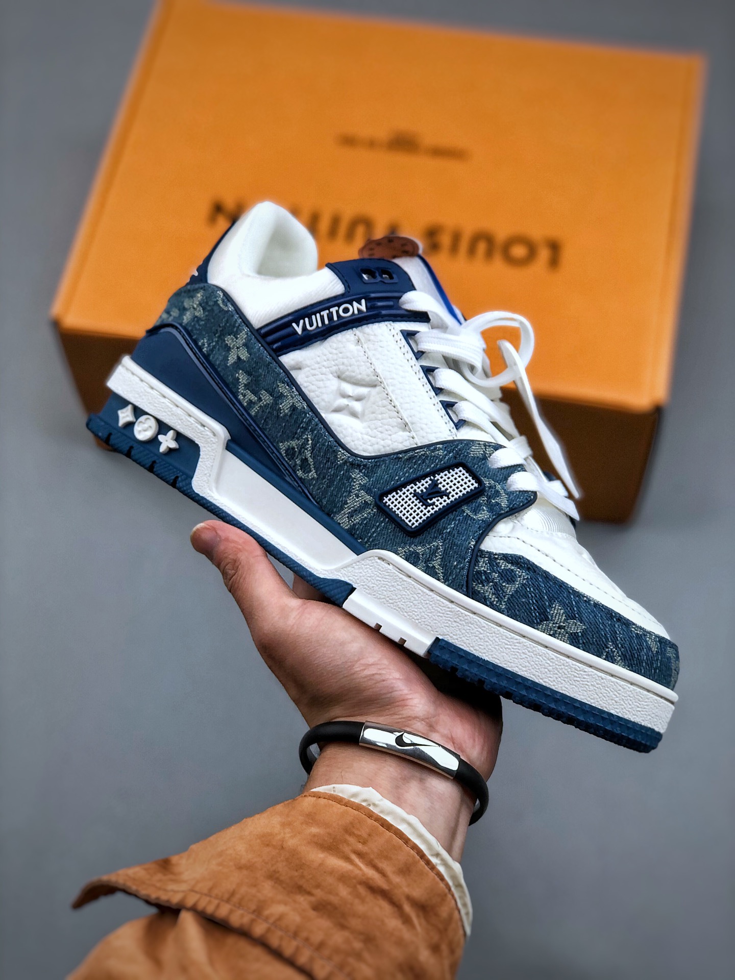 图片[7]-双11福利第5️⃣0️⃣波 原市场高价零售版本 顶级纯原级别 LOUIS VUITTON Trainer LV 路易威登 独家全新升级最新包装，海淘代购同渠道品质 高端零售 外贸充正专供 原版购入开发 ZP级全套包装 完美楦型 正确卡色 细节与原版一致 请注意区分市面通货版本 💯Virgil Abloh亲自操刀设计❗全新LV路易威登Louis Vuitton TrSneaker Low休闲运动文化百搭篮球板鞋 广东原产#升级2023原版一致礼品鞋盒及全套代购包装说明书防尘布袋物件，正确原装进口平纹纹粒面小牛皮革鞋面材质原装一致TPR光泽组合鞋底#耐弯折滴塑支持片#全新原版一致鞋垫超软脚感材质❗2023春夏时装秀揭秘 LV Trainer 运动鞋于路易威登升级再造项目中的瞩目革新。小牛皮材质回收自 LV Trainer 运动靴，手写体注释标明鞋身构造，清晰明线可由顾客亲手剪裁以完成设计，处处彰显别致匠心。 尺码：35 36 37 38 39 40 41 42 43 44 45-选品中心