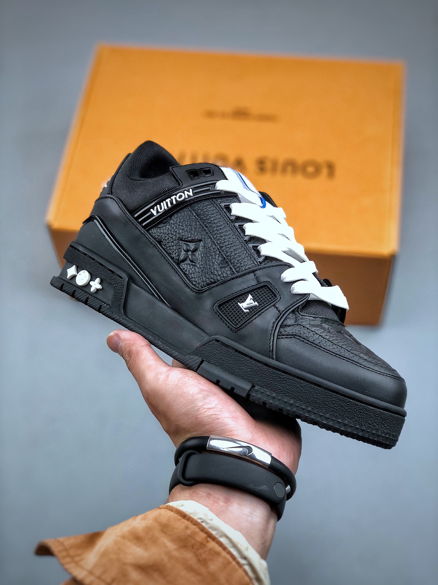 图片[5]-双11福利第5️⃣0️⃣波 原市场高价零售版本 顶级纯原级别 LOUIS VUITTON Trainer LV 路易威登 独家全新升级最新包装，海淘代购同渠道品质 高端零售 外贸充正专供 原版购入开发 ZP级全套包装 完美楦型 正确卡色 细节与原版一致 请注意区分市面通货版本 💯Virgil Abloh亲自操刀设计❗全新LV路易威登Louis Vuitton TrSneaker Low休闲运动文化百搭篮球板鞋 广东原产#升级2023原版一致礼品鞋盒及全套代购包装说明书防尘布袋物件，正确原装进口平纹纹粒面小牛皮革鞋面材质原装一致TPR光泽组合鞋底#耐弯折滴塑支持片#全新原版一致鞋垫超软脚感材质❗2023春夏时装秀揭秘 LV Trainer 运动鞋于路易威登升级再造项目中的瞩目革新。小牛皮材质回收自 LV Trainer 运动靴，手写体注释标明鞋身构造，清晰明线可由顾客亲手剪裁以完成设计，处处彰显别致匠心。 尺码：35 36 37 38 39 40 41 42 43 44 45-选品中心