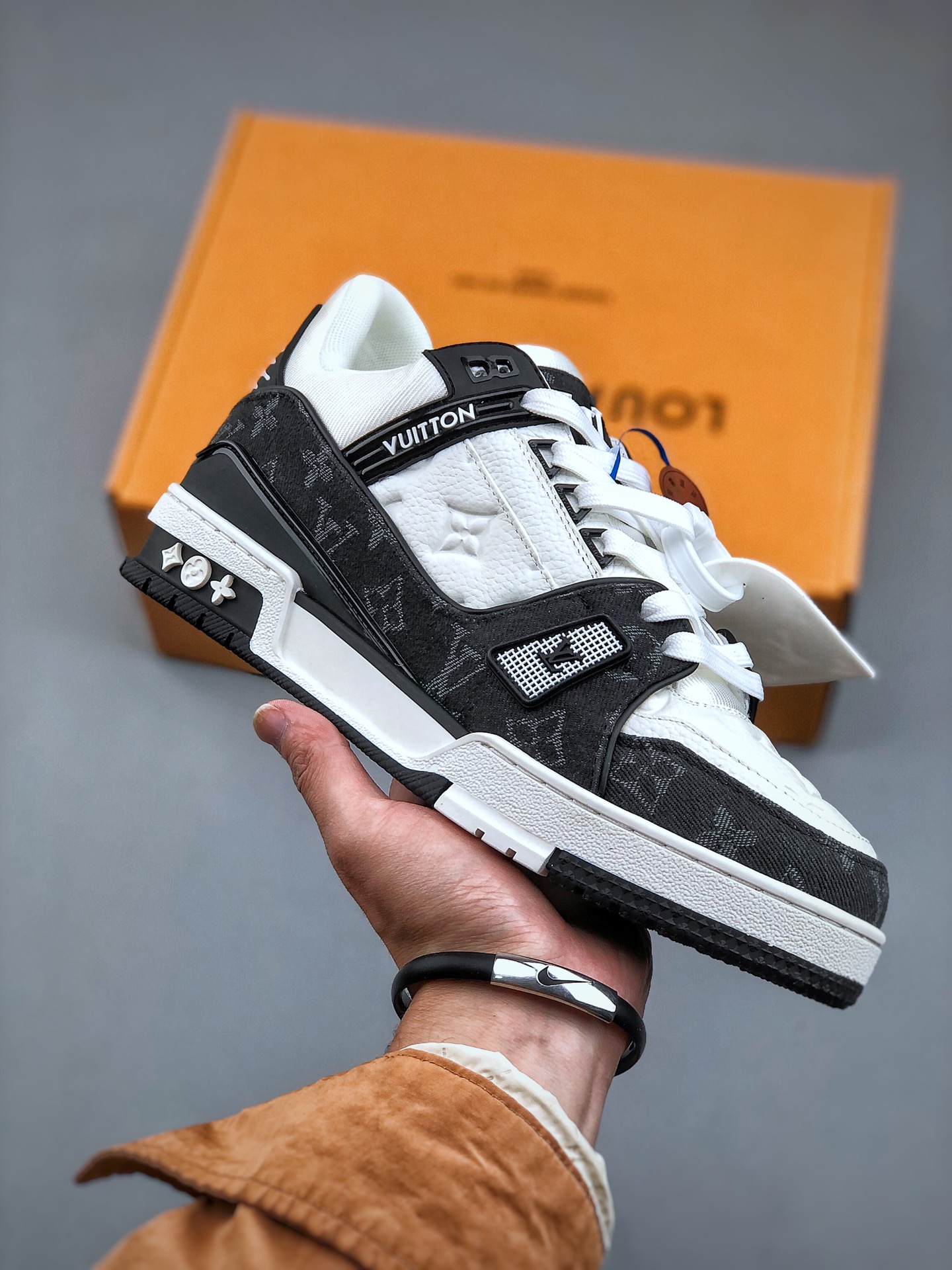 图片[8]-双11福利第5️⃣0️⃣波 原市场高价零售版本 顶级纯原级别 LOUIS VUITTON Trainer LV 路易威登 独家全新升级最新包装，海淘代购同渠道品质 高端零售 外贸充正专供 原版购入开发 ZP级全套包装 完美楦型 正确卡色 细节与原版一致 请注意区分市面通货版本 💯Virgil Abloh亲自操刀设计❗全新LV路易威登Louis Vuitton TrSneaker Low休闲运动文化百搭篮球板鞋 广东原产#升级2023原版一致礼品鞋盒及全套代购包装说明书防尘布袋物件，正确原装进口平纹纹粒面小牛皮革鞋面材质原装一致TPR光泽组合鞋底#耐弯折滴塑支持片#全新原版一致鞋垫超软脚感材质❗2023春夏时装秀揭秘 LV Trainer 运动鞋于路易威登升级再造项目中的瞩目革新。小牛皮材质回收自 LV Trainer 运动靴，手写体注释标明鞋身构造，清晰明线可由顾客亲手剪裁以完成设计，处处彰显别致匠心。 尺码：35 36 37 38 39 40 41 42 43 44 45-选品中心