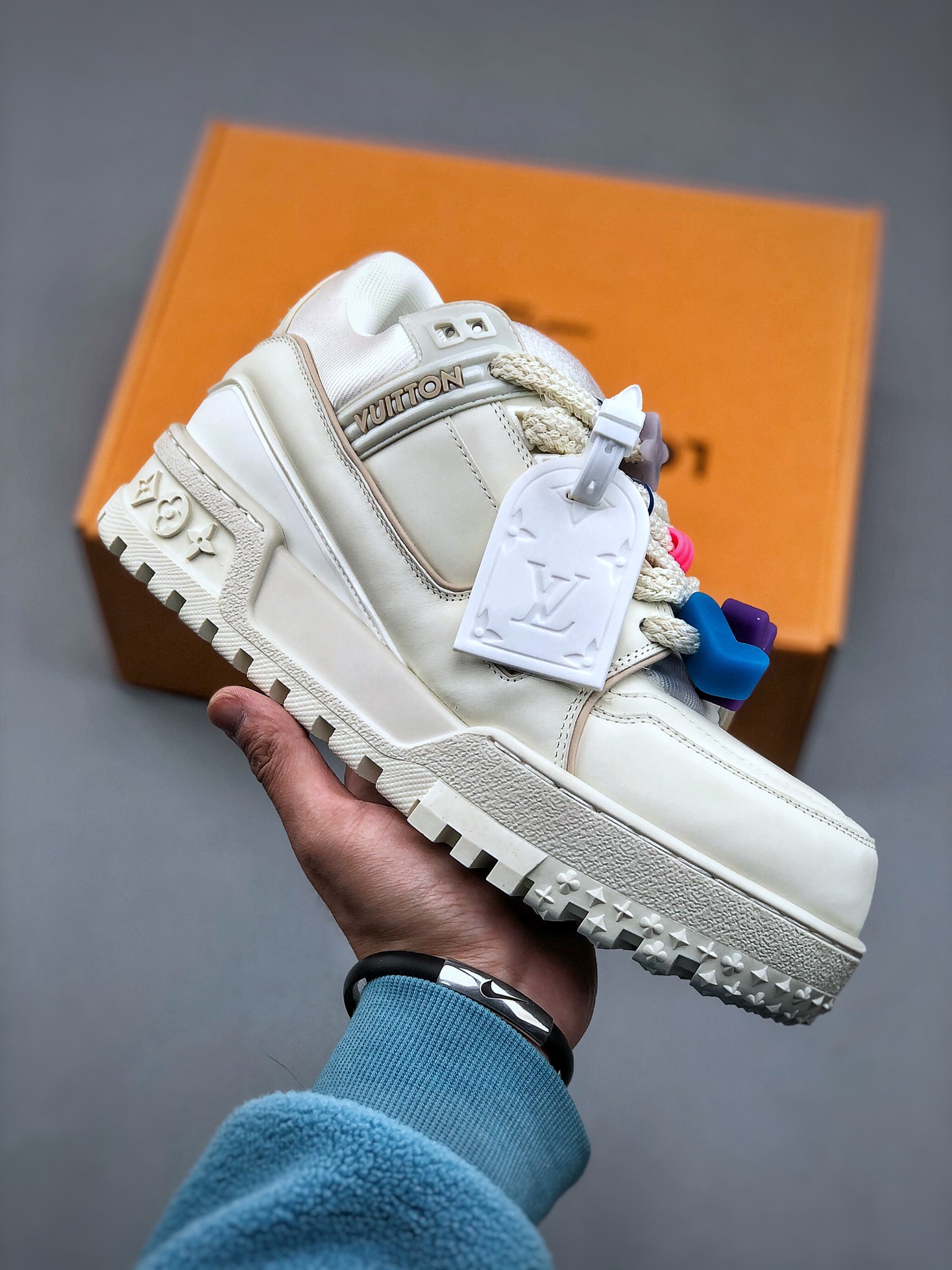 双11福利第5️⃣0️⃣波 原市场高价零售版本 顶级纯原级别 LOUIS VUITTON Trainer LV 路易威登 独家全新升级最新包装，海淘代购同渠道品质 高端零售 外贸充正专供 原版购入开发 ZP级全套包装 完美楦型 正确卡色 细节与原版一致 请注意区分市面通货版本 💯Virgil Abloh亲自操刀设计❗全新LV路易威登Louis Vuitton TrSneaker Low休闲运动文化百搭篮球板鞋 广东原产#升级2023原版一致礼品鞋盒及全套代购包装说明书防尘布袋物件，正确原装进口平纹纹粒面小牛皮革鞋面材质原装一致TPR光泽组合鞋底#耐弯折滴塑支持片#全新原版一致鞋垫超软脚感材质❗2023春夏时装秀揭秘 LV Trainer 运动鞋于路易威登升级再造项目中的瞩目革新。小牛皮材质回收自 LV Trainer 运动靴，手写体注释标明鞋身构造，清晰明线可由顾客亲手剪裁以完成设计，处处彰显别致匠心。 尺码：35 36 37 38 39 40 41 42 43 44 45-选品中心