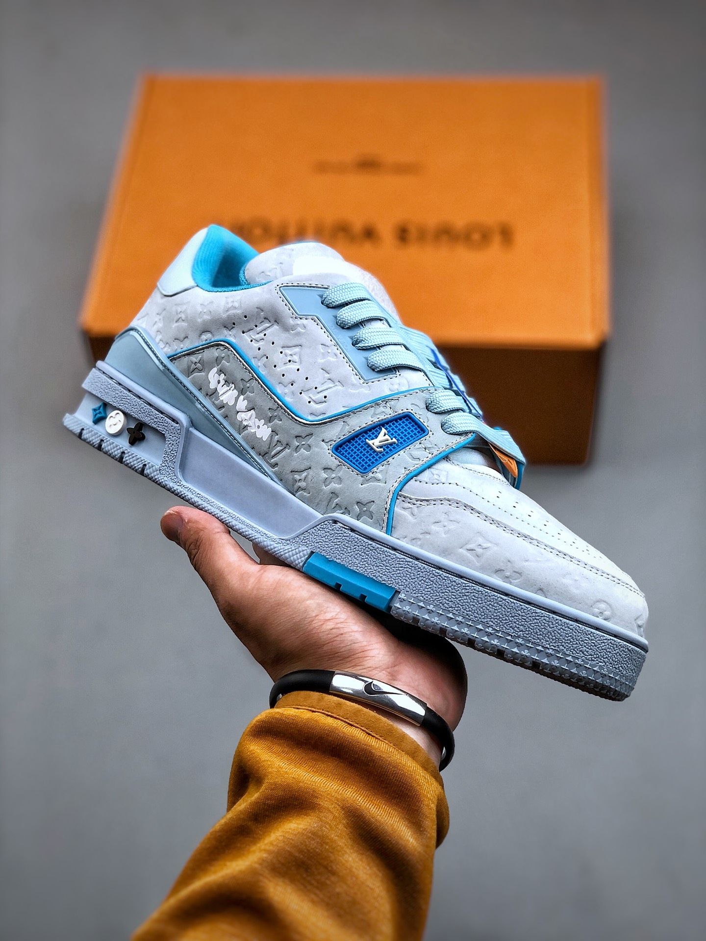 图片[3]-双11福利第5️⃣0️⃣波 原市场高价零售版本 顶级纯原级别 LOUIS VUITTON Trainer LV 路易威登 独家全新升级最新包装，海淘代购同渠道品质 高端零售 外贸充正专供 原版购入开发 ZP级全套包装 完美楦型 正确卡色 细节与原版一致 请注意区分市面通货版本 💯Virgil Abloh亲自操刀设计❗全新LV路易威登Louis Vuitton TrSneaker Low休闲运动文化百搭篮球板鞋 广东原产#升级2023原版一致礼品鞋盒及全套代购包装说明书防尘布袋物件，正确原装进口平纹纹粒面小牛皮革鞋面材质原装一致TPR光泽组合鞋底#耐弯折滴塑支持片#全新原版一致鞋垫超软脚感材质❗2023春夏时装秀揭秘 LV Trainer 运动鞋于路易威登升级再造项目中的瞩目革新。小牛皮材质回收自 LV Trainer 运动靴，手写体注释标明鞋身构造，清晰明线可由顾客亲手剪裁以完成设计，处处彰显别致匠心。 尺码：35 36 37 38 39 40 41 42 43 44 45-选品中心