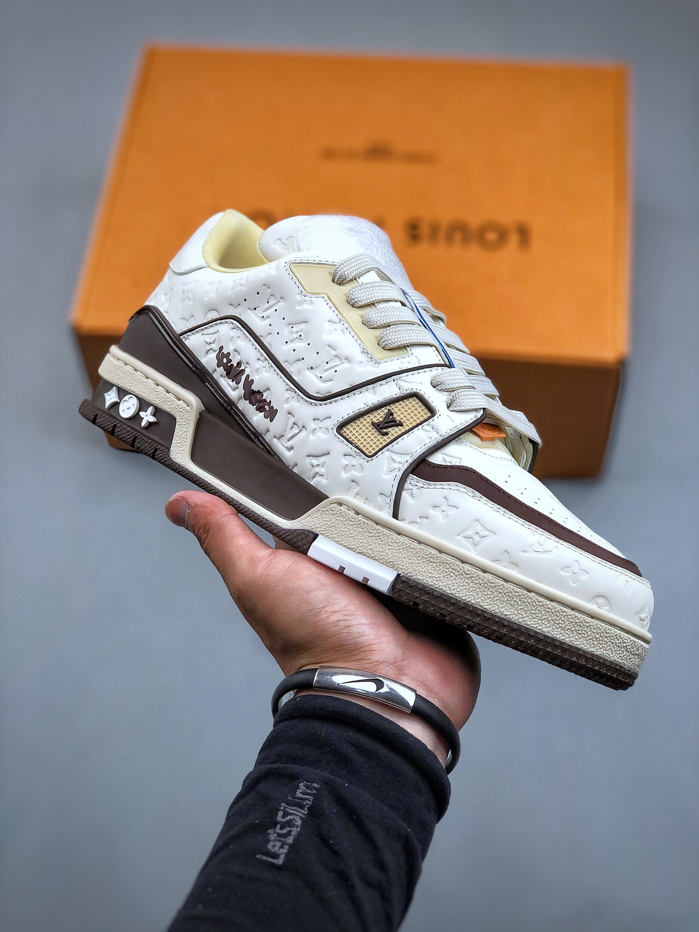 图片[2]-双11福利第5️⃣0️⃣波 原市场高价零售版本 顶级纯原级别 LOUIS VUITTON Trainer LV 路易威登 独家全新升级最新包装，海淘代购同渠道品质 高端零售 外贸充正专供 原版购入开发 ZP级全套包装 完美楦型 正确卡色 细节与原版一致 请注意区分市面通货版本 💯Virgil Abloh亲自操刀设计❗全新LV路易威登Louis Vuitton TrSneaker Low休闲运动文化百搭篮球板鞋 广东原产#升级2023原版一致礼品鞋盒及全套代购包装说明书防尘布袋物件，正确原装进口平纹纹粒面小牛皮革鞋面材质原装一致TPR光泽组合鞋底#耐弯折滴塑支持片#全新原版一致鞋垫超软脚感材质❗2023春夏时装秀揭秘 LV Trainer 运动鞋于路易威登升级再造项目中的瞩目革新。小牛皮材质回收自 LV Trainer 运动靴，手写体注释标明鞋身构造，清晰明线可由顾客亲手剪裁以完成设计，处处彰显别致匠心。 尺码：35 36 37 38 39 40 41 42 43 44 45-选品中心