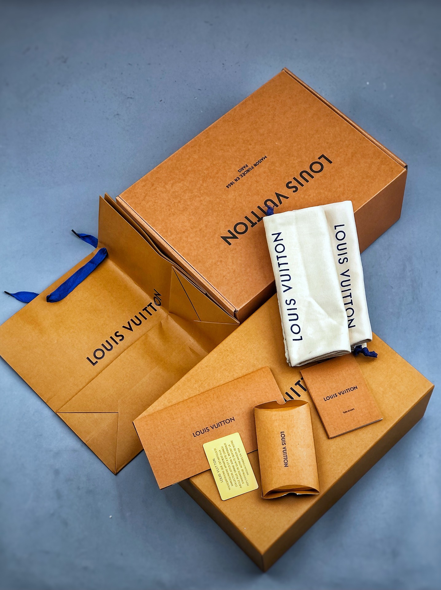 图片[6]-双11福利第5️⃣0️⃣波 原市场高价零售版本 顶级纯原级别 LOUIS VUITTON Trainer LV 路易威登 独家全新升级最新包装，海淘代购同渠道品质 高端零售 外贸充正专供 原版购入开发 ZP级全套包装 完美楦型 正确卡色 细节与原版一致 请注意区分市面通货版本 💯Virgil Abloh亲自操刀设计❗全新LV路易威登Louis Vuitton TrSneaker Low休闲运动文化百搭篮球板鞋 广东原产#升级2023原版一致礼品鞋盒及全套代购包装说明书防尘布袋物件，正确原装进口平纹纹粒面小牛皮革鞋面材质原装一致TPR光泽组合鞋底#耐弯折滴塑支持片#全新原版一致鞋垫超软脚感材质❗2023春夏时装秀揭秘 LV Trainer 运动鞋于路易威登升级再造项目中的瞩目革新。小牛皮材质回收自 LV Trainer 运动靴，手写体注释标明鞋身构造，清晰明线可由顾客亲手剪裁以完成设计，处处彰显别致匠心。 尺码：35 36 37 38 39 40 41 42 43 44 45-选品中心