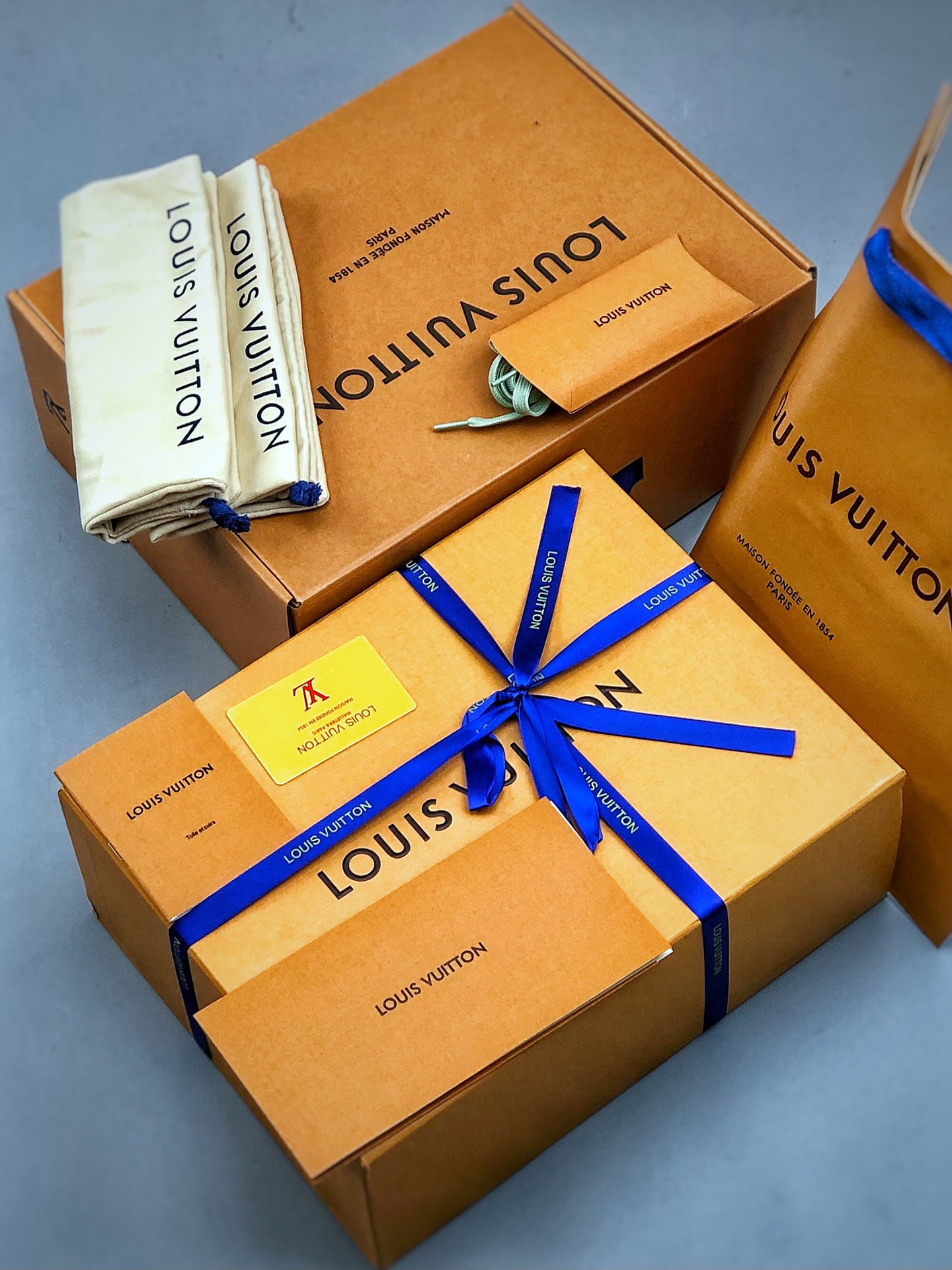 图片[7]-双11福利第5️⃣0️⃣波 原市场高价零售版本 顶级纯原级别 LOUIS VUITTON Trainer LV 路易威登 独家全新升级最新包装，海淘代购同渠道品质 高端零售 外贸充正专供 原版购入开发 ZP级全套包装 完美楦型 正确卡色 细节与原版一致 请注意区分市面通货版本 💯Virgil Abloh亲自操刀设计❗全新LV路易威登Louis Vuitton TrSneaker Low休闲运动文化百搭篮球板鞋 广东原产#升级2023原版一致礼品鞋盒及全套代购包装说明书防尘布袋物件，正确原装进口平纹纹粒面小牛皮革鞋面材质原装一致TPR光泽组合鞋底#耐弯折滴塑支持片#全新原版一致鞋垫超软脚感材质❗2023春夏时装秀揭秘 LV Trainer 运动鞋于路易威登升级再造项目中的瞩目革新。小牛皮材质回收自 LV Trainer 运动靴，手写体注释标明鞋身构造，清晰明线可由顾客亲手剪裁以完成设计，处处彰显别致匠心。 尺码：35 36 37 38 39 40 41 42 43 44 45-选品中心