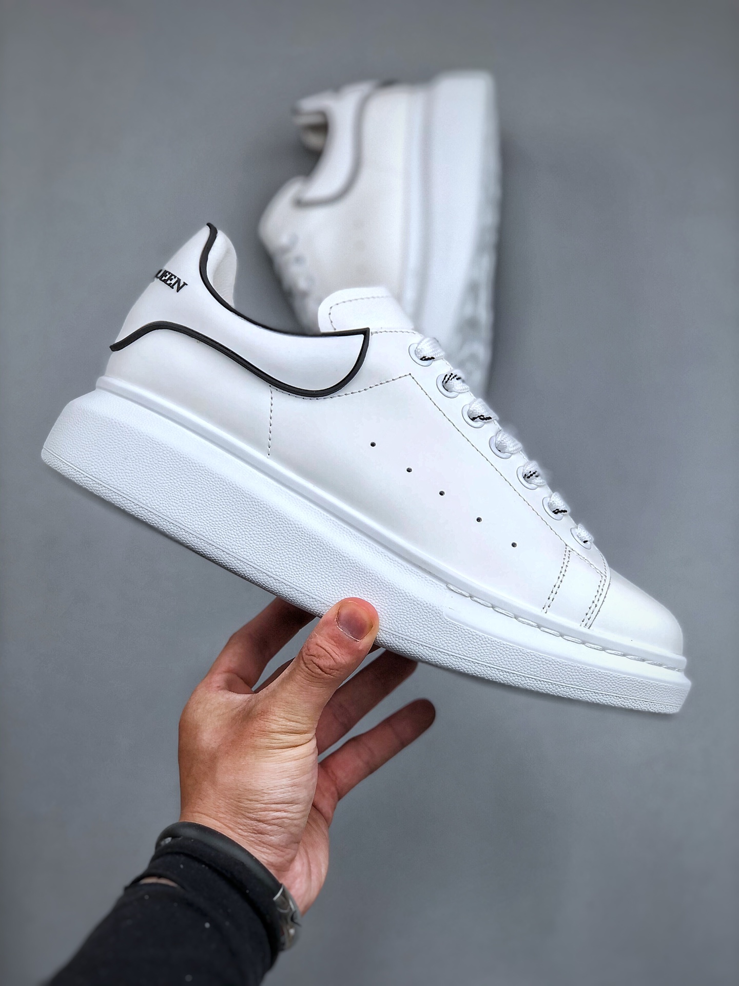 图片[4]-双11福利第5️⃣2️⃣波 亚历山大 Alexander McQueen 麦昆小白鞋 独特礼盒包装 广东大厂万双现货 现10个配色特价套现 全套专柜包装物及配件(附送快递加固牛皮纸盒)右脚鞋面嵌入核心防伪芯片装置,秒杀市面文案版本 支持NFC原码独立扫描 采用丝绸硬质头层小牛皮鞋面材质 内外超软小羊皮贴脚透气及超软PU脚感乳胶物料鞋 外置原抽真空高密度增高底 白色光滑牛皮革系带运动鞋，圆头设计，鞋跟点缀黑色绒面革细节。搭配宽扁鞋带，鞋舌和后帮饰有 Alexander McQueen 品牌标志。阔型橡胶鞋底。运动鞋另配一副鞋带材料 100% 小牛皮 所有细节与原版一致 尺码：35 36 37 38 39 40 41 42 43 44-选品中心