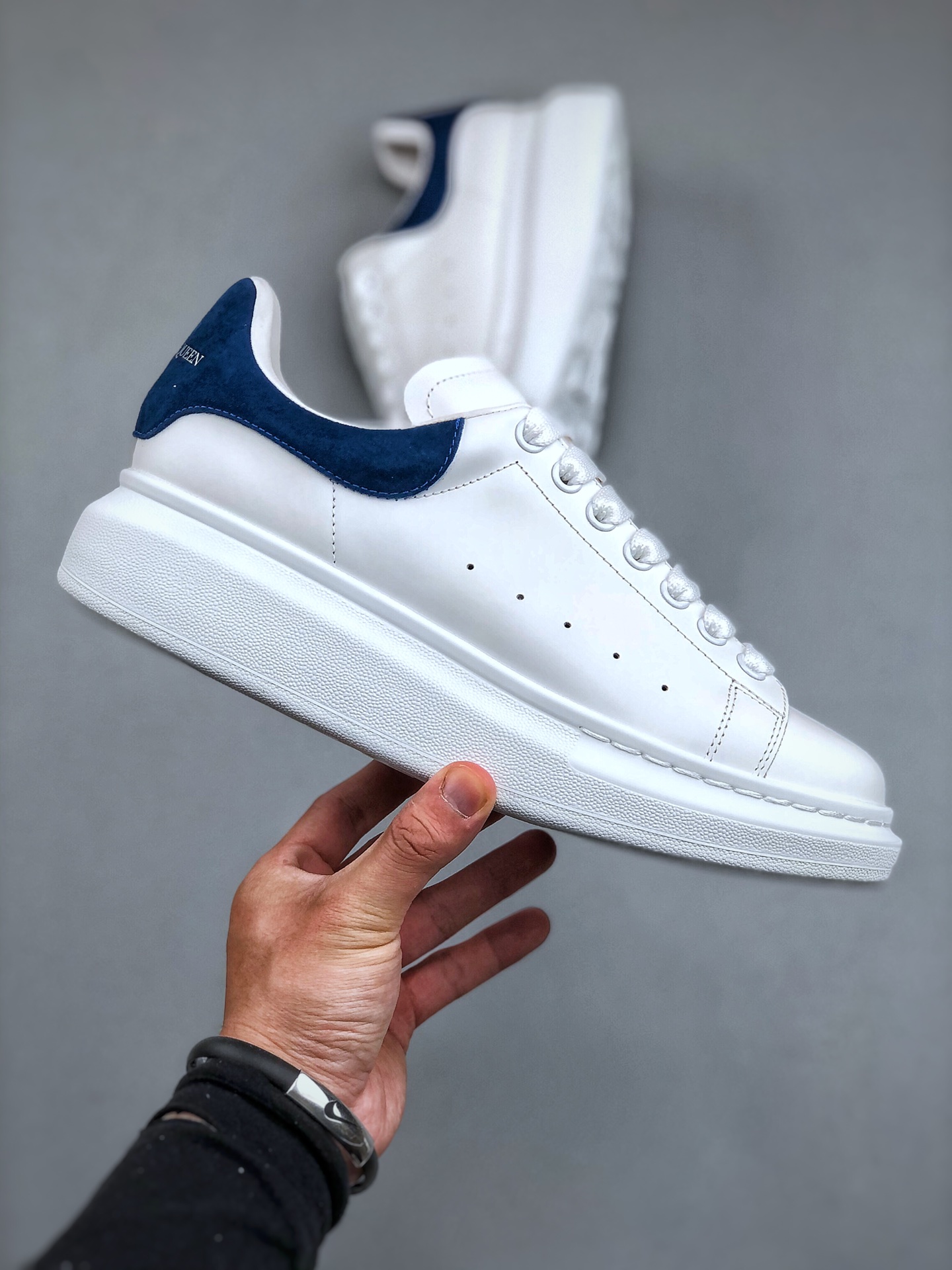 图片[5]-双11福利第5️⃣2️⃣波 亚历山大 Alexander McQueen 麦昆小白鞋 独特礼盒包装 广东大厂万双现货 现10个配色特价套现 全套专柜包装物及配件(附送快递加固牛皮纸盒)右脚鞋面嵌入核心防伪芯片装置,秒杀市面文案版本 支持NFC原码独立扫描 采用丝绸硬质头层小牛皮鞋面材质 内外超软小羊皮贴脚透气及超软PU脚感乳胶物料鞋 外置原抽真空高密度增高底 白色光滑牛皮革系带运动鞋，圆头设计，鞋跟点缀黑色绒面革细节。搭配宽扁鞋带，鞋舌和后帮饰有 Alexander McQueen 品牌标志。阔型橡胶鞋底。运动鞋另配一副鞋带材料 100% 小牛皮 所有细节与原版一致 尺码：35 36 37 38 39 40 41 42 43 44-选品中心