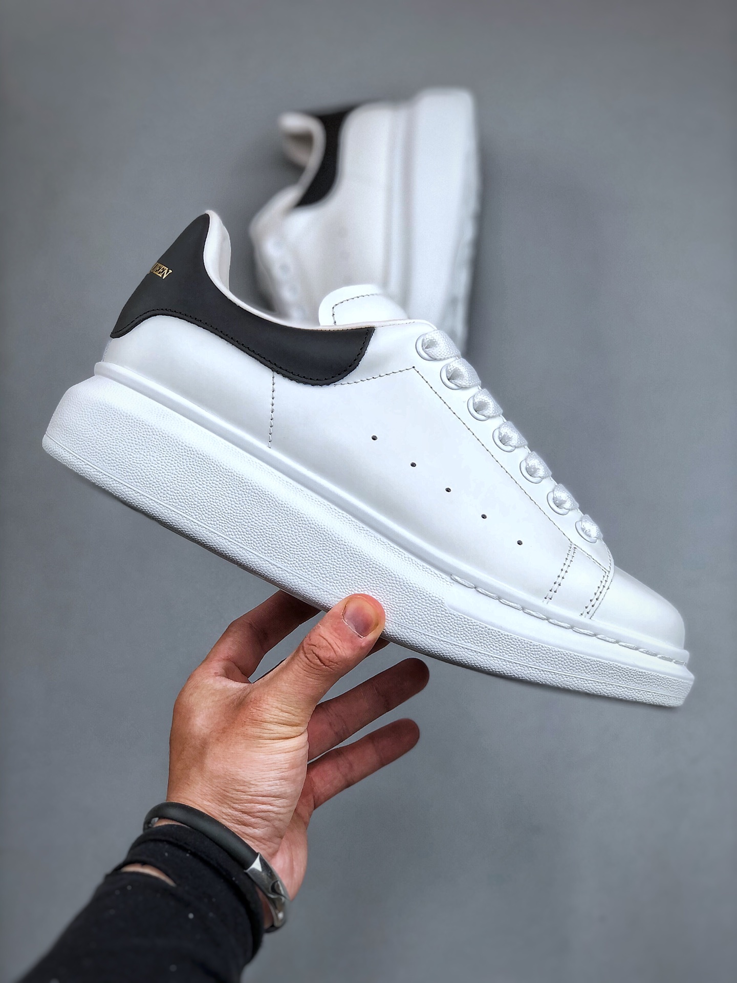 双11福利第5️⃣2️⃣波 亚历山大 Alexander McQueen 麦昆小白鞋 独特礼盒包装 广东大厂万双现货 现10个配色特价套现 全套专柜包装物及配件(附送快递加固牛皮纸盒)右脚鞋面嵌入核心防伪芯片装置,秒杀市面文案版本 支持NFC原码独立扫描 采用丝绸硬质头层小牛皮鞋面材质 内外超软小羊皮贴脚透气及超软PU脚感乳胶物料鞋 外置原抽真空高密度增高底 白色光滑牛皮革系带运动鞋,圆头设计,鞋跟点缀黑色绒面革细节。搭配宽扁鞋带,鞋舌和后帮饰有 Alexander McQueen 品牌标志。阔型橡胶鞋底。运动鞋另配一副鞋带材料 100% 小牛皮 所有细节与原版一致 尺码:35 36 37 38 39 40 41 42 43 44-选品中心