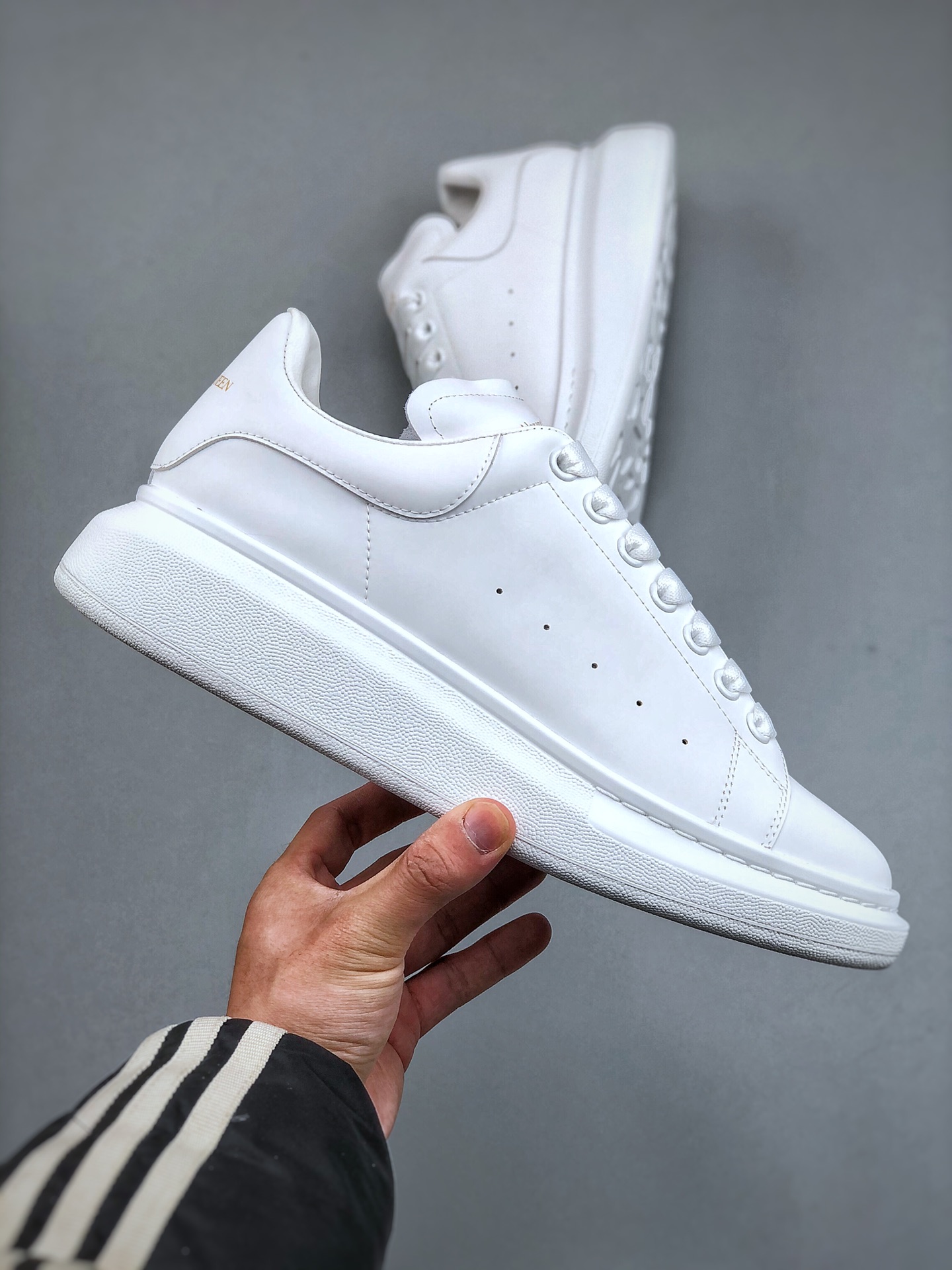 图片[9]-双11福利第5️⃣2️⃣波 亚历山大 Alexander McQueen 麦昆小白鞋 独特礼盒包装 广东大厂万双现货 现10个配色特价套现 全套专柜包装物及配件(附送快递加固牛皮纸盒)右脚鞋面嵌入核心防伪芯片装置,秒杀市面文案版本 支持NFC原码独立扫描 采用丝绸硬质头层小牛皮鞋面材质 内外超软小羊皮贴脚透气及超软PU脚感乳胶物料鞋 外置原抽真空高密度增高底 白色光滑牛皮革系带运动鞋，圆头设计，鞋跟点缀黑色绒面革细节。搭配宽扁鞋带，鞋舌和后帮饰有 Alexander McQueen 品牌标志。阔型橡胶鞋底。运动鞋另配一副鞋带材料 100% 小牛皮 所有细节与原版一致 尺码：35 36 37 38 39 40 41 42 43 44-选品中心