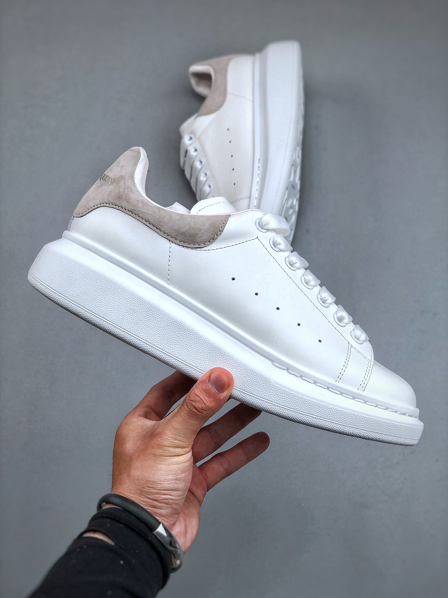 图片[7]-双11福利第5️⃣2️⃣波 亚历山大 Alexander McQueen 麦昆小白鞋 独特礼盒包装 广东大厂万双现货 现10个配色特价套现 全套专柜包装物及配件(附送快递加固牛皮纸盒)右脚鞋面嵌入核心防伪芯片装置,秒杀市面文案版本 支持NFC原码独立扫描 采用丝绸硬质头层小牛皮鞋面材质 内外超软小羊皮贴脚透气及超软PU脚感乳胶物料鞋 外置原抽真空高密度增高底 白色光滑牛皮革系带运动鞋，圆头设计，鞋跟点缀黑色绒面革细节。搭配宽扁鞋带，鞋舌和后帮饰有 Alexander McQueen 品牌标志。阔型橡胶鞋底。运动鞋另配一副鞋带材料 100% 小牛皮 所有细节与原版一致 尺码：35 36 37 38 39 40 41 42 43 44-选品中心