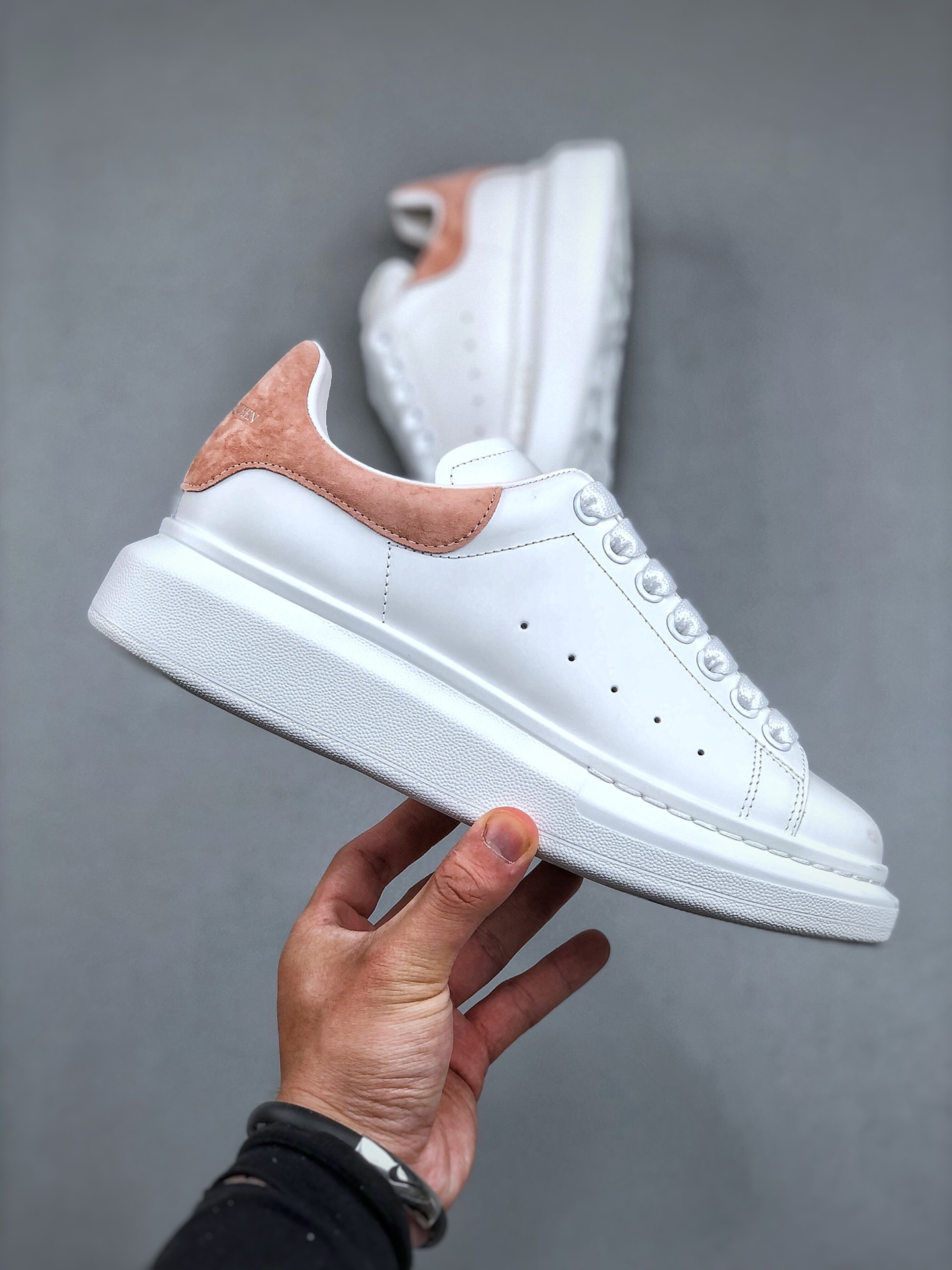 图片[6]-双11福利第5️⃣2️⃣波 亚历山大 Alexander McQueen 麦昆小白鞋 独特礼盒包装 广东大厂万双现货 现10个配色特价套现 全套专柜包装物及配件(附送快递加固牛皮纸盒)右脚鞋面嵌入核心防伪芯片装置,秒杀市面文案版本 支持NFC原码独立扫描 采用丝绸硬质头层小牛皮鞋面材质 内外超软小羊皮贴脚透气及超软PU脚感乳胶物料鞋 外置原抽真空高密度增高底 白色光滑牛皮革系带运动鞋，圆头设计，鞋跟点缀黑色绒面革细节。搭配宽扁鞋带，鞋舌和后帮饰有 Alexander McQueen 品牌标志。阔型橡胶鞋底。运动鞋另配一副鞋带材料 100% 小牛皮 所有细节与原版一致 尺码：35 36 37 38 39 40 41 42 43 44-选品中心