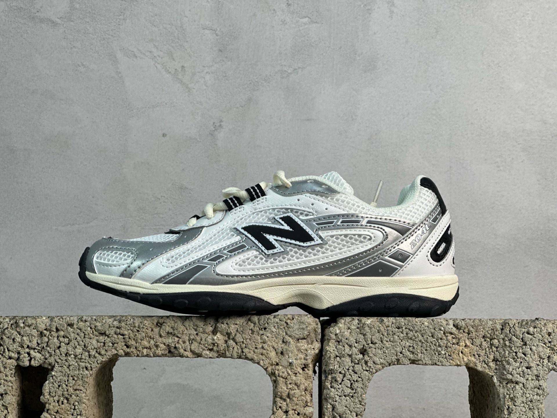 双11福利第5️⃣3️⃣波 NB新百伦New Balance 204L系列低帮薄底复古风休闲运动慢跑鞋 #升级原楦原纸版开发 #采用环保绒面革鞋面材质 #搭载EVA 科技中底组合防滑耐磨橡胶大底❗️ 尺码：36 37 37.5 38 38.5 39.5 40 40.5 41.5 42 42.5 43 44 44.5 45-选品中心