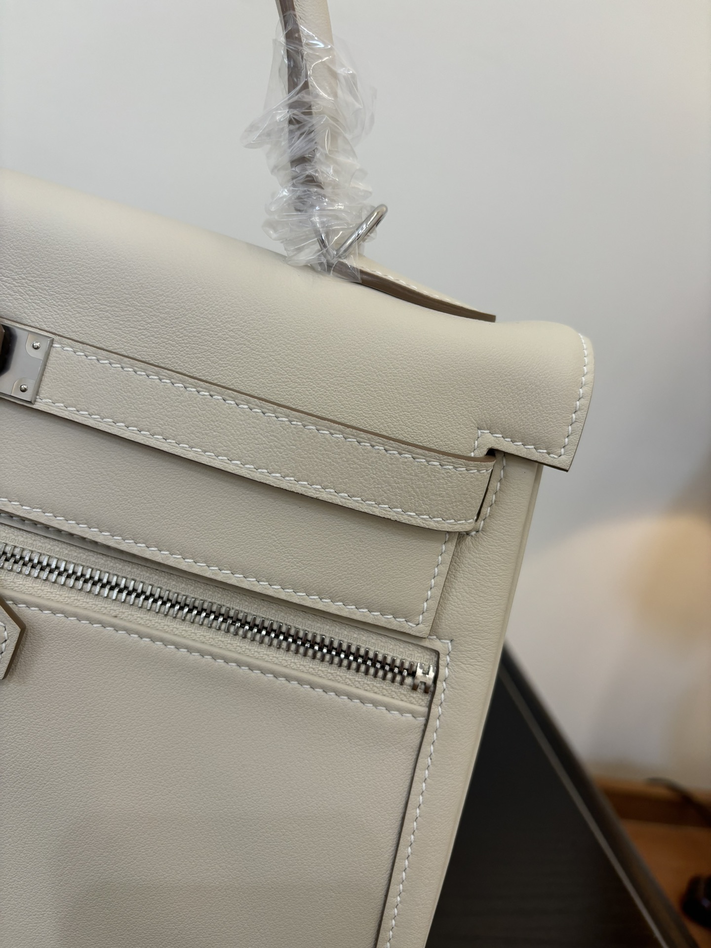 Elegant Kelly Lakis Handbag with Double Zipper Pockets - Swift Leather 3 i1753506350 3283 1