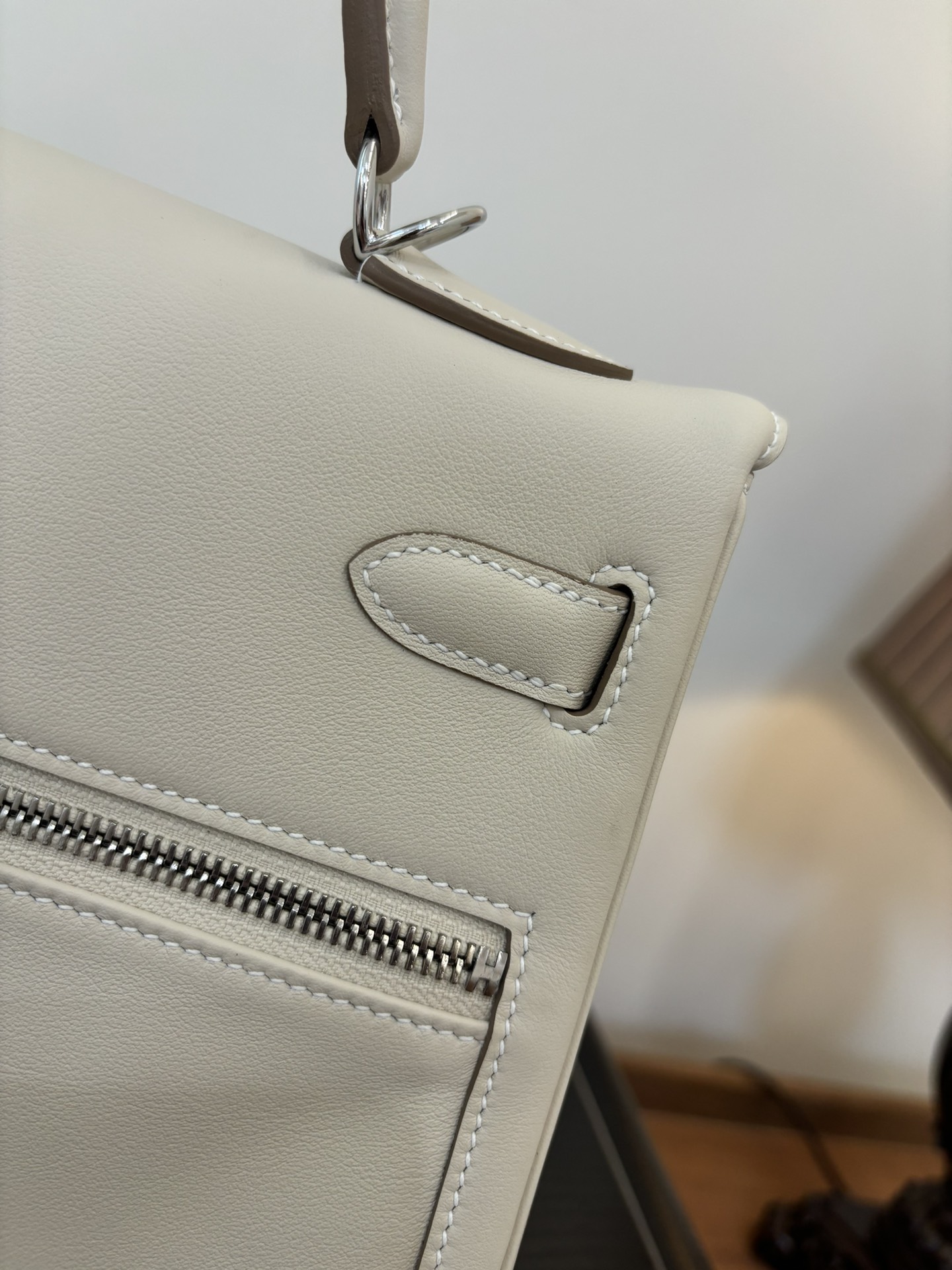 Elegant Kelly Lakis Handbag with Double Zipper Pockets - Swift Leather 6 i1753506350 4880 5