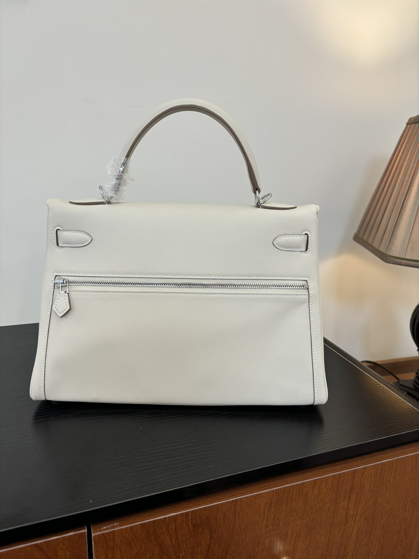 Elegant Kelly Lakis Handbag with Double Zipper Pockets - Swift Leather 5 i1753506350 5490 0
