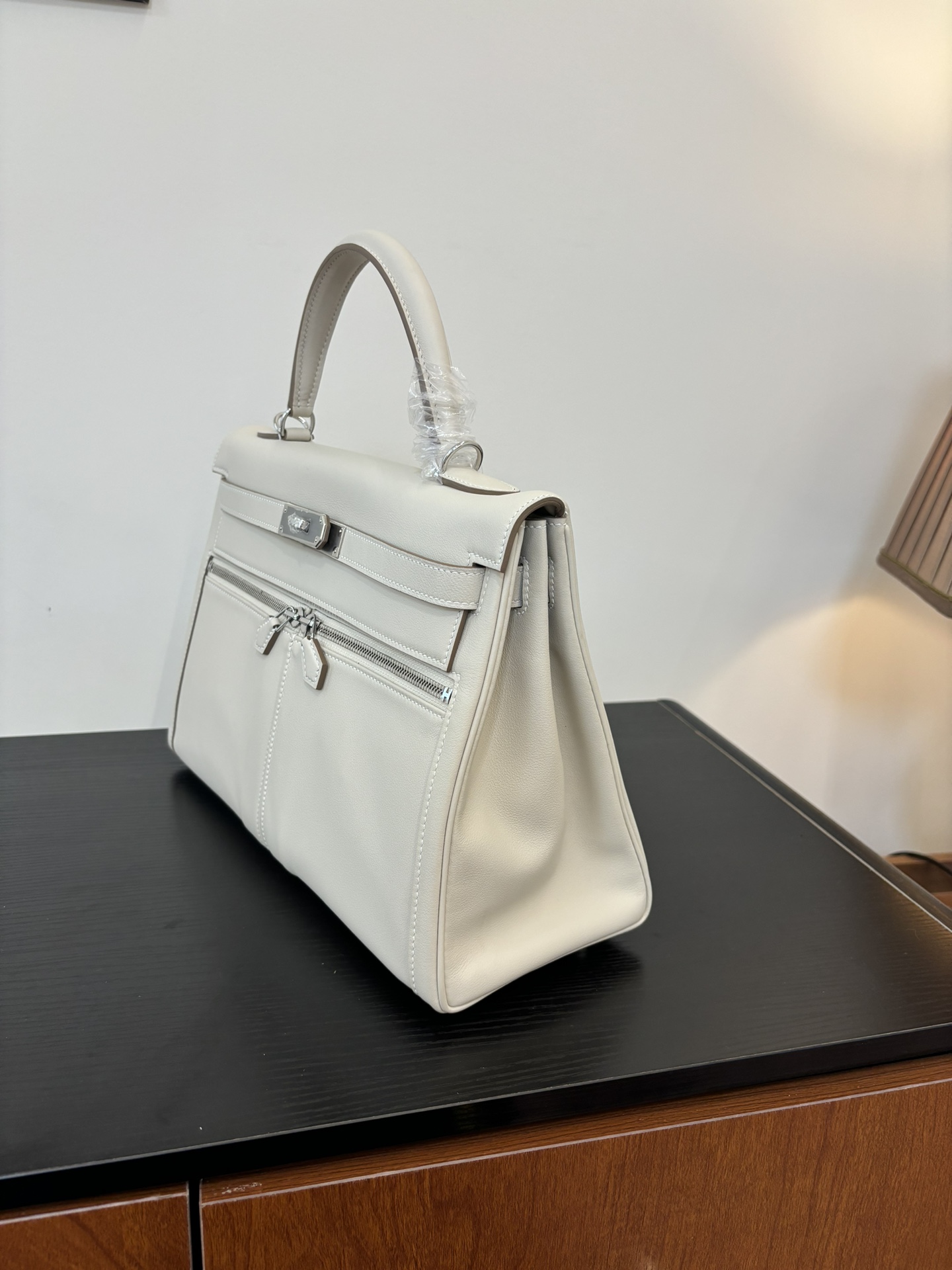 Elegant Kelly Lakis Handbag with Double Zipper Pockets - Swift Leather 4 i1753506350 7106 7