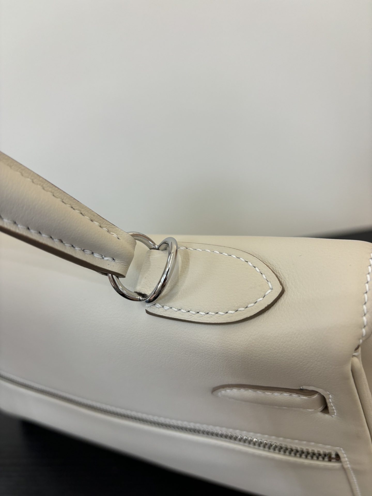 Elegant Kelly Lakis Handbag with Double Zipper Pockets - Swift Leather 7 i1753506350 7786 2