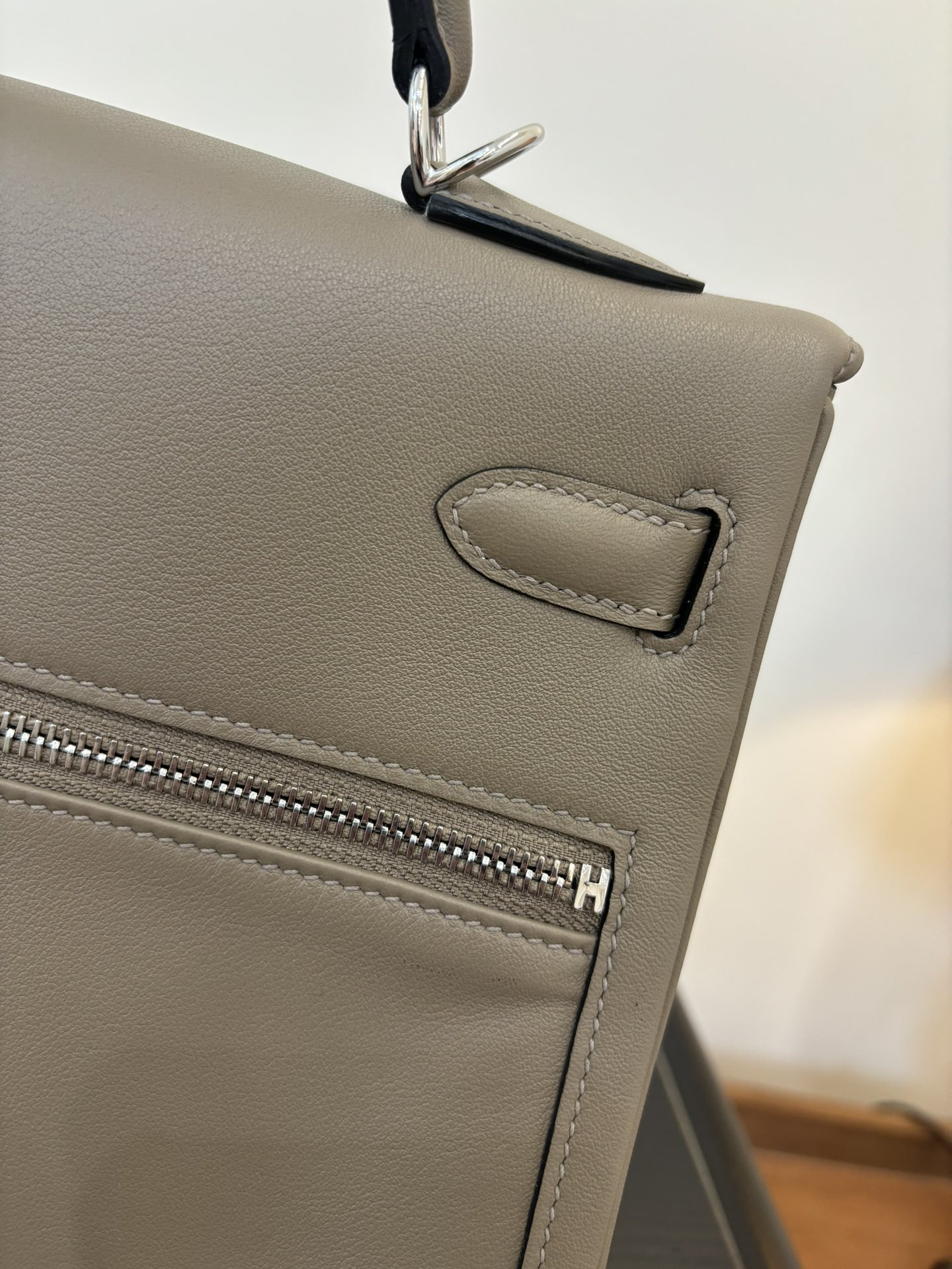 Elegant Kelly Lakis Handbag: Swift Leather, Gold/Silver Hardware, Dual Sizes 6 i1753506363 4595 5