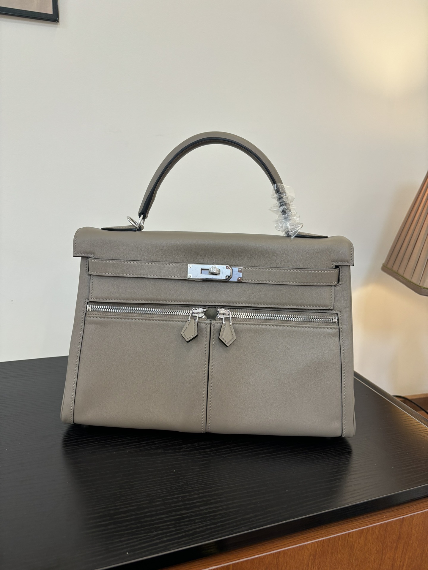 Elegant Kelly Lakis Handbag: Swift Leather, Gold/Silver Hardware, Dual Sizes 2 i1753506363 5674 1
