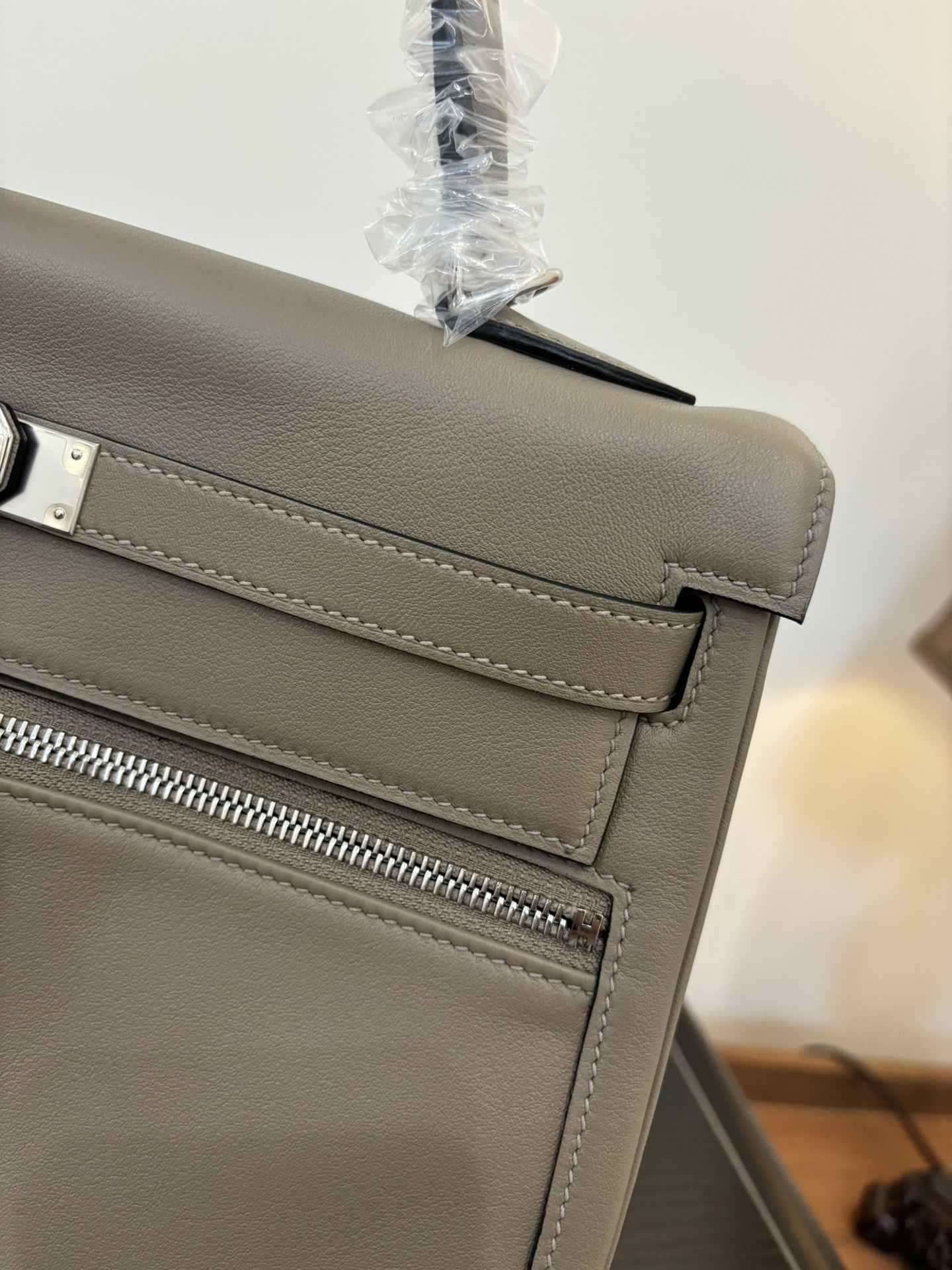 Elegant Kelly Lakis Handbag: Swift Leather, Gold/Silver Hardware, Dual Sizes 3 i1753506364 4305 8