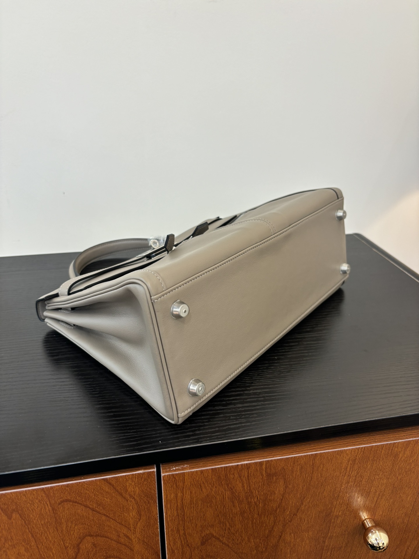 Elegant Kelly Lakis Handbag: Swift Leather, Gold/Silver Hardware, Dual Sizes 9 i1753506364 8614 7