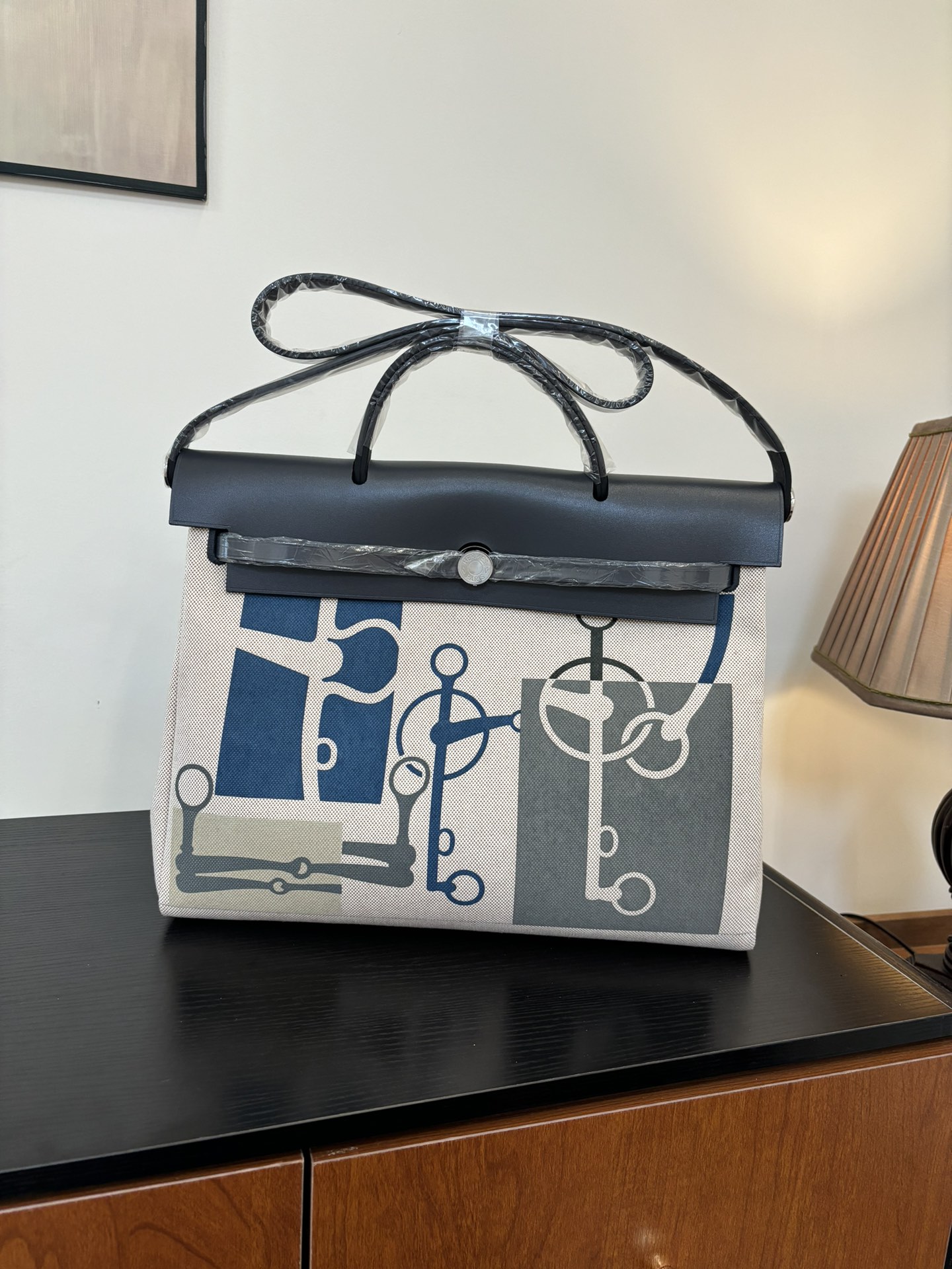 NO:698821,New product Herbag 39cm for men, inseam, original imported tree paste leather patchwork graffiti painted [slate gray] silver buckle, same style for men and women, limited edition, counter synchronization, the highest version on the market, top craftsmanship, pure steel hardware, in stock, Hermes, Hermes, Hermes,19860909新品 男士专用 Herbag 39cm 内缝 原厂进口树膏皮拼布涂鸦彩绘【石板灰】银扣 男女同款 限量版 专柜同步 市场最高版本 顶级工艺 纯钢五金 现货,爱马仕,hermes,Hermes,,Bag