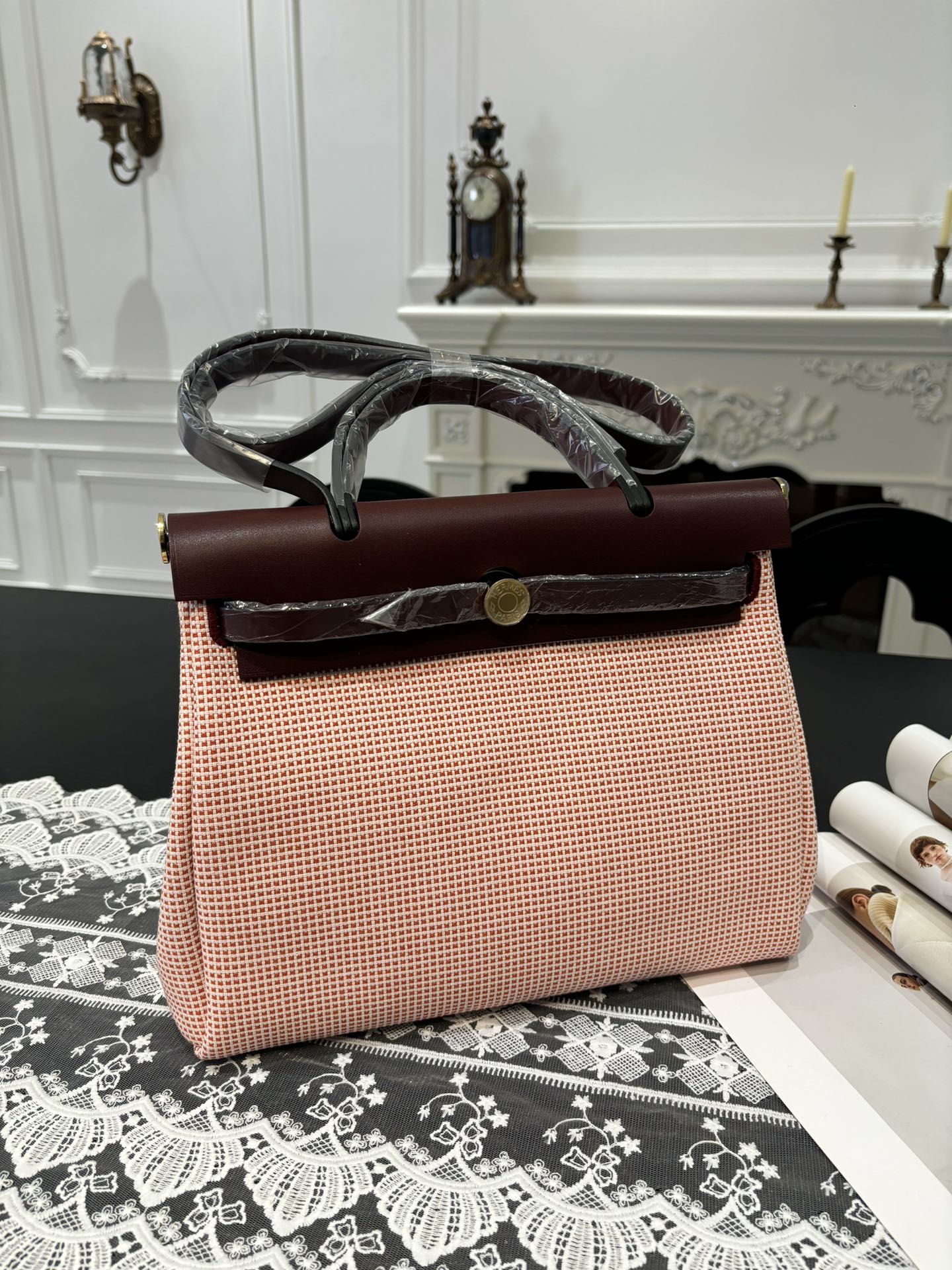 NO:700130,Herbag Kelly cloth bag for men 31cm inseam Imported tree paste leather and waffle canvas [Hermes red/pink] gold buckle Same style for men and women Counter synchronization The highest version on the market Top craftsmanship Pure steel hardware Ready in stock, Hermes, hermes, Hermes,19860909男士专用 Herbag 凯莉布包 31cm 内缝 进口树膏皮拼华夫格帆布【爱马仕红/粉红】金扣 男女同款 专柜同步 市场最高版本 顶级工艺 纯钢五金 现货,爱马仕,hermes,Hermes,,Bag