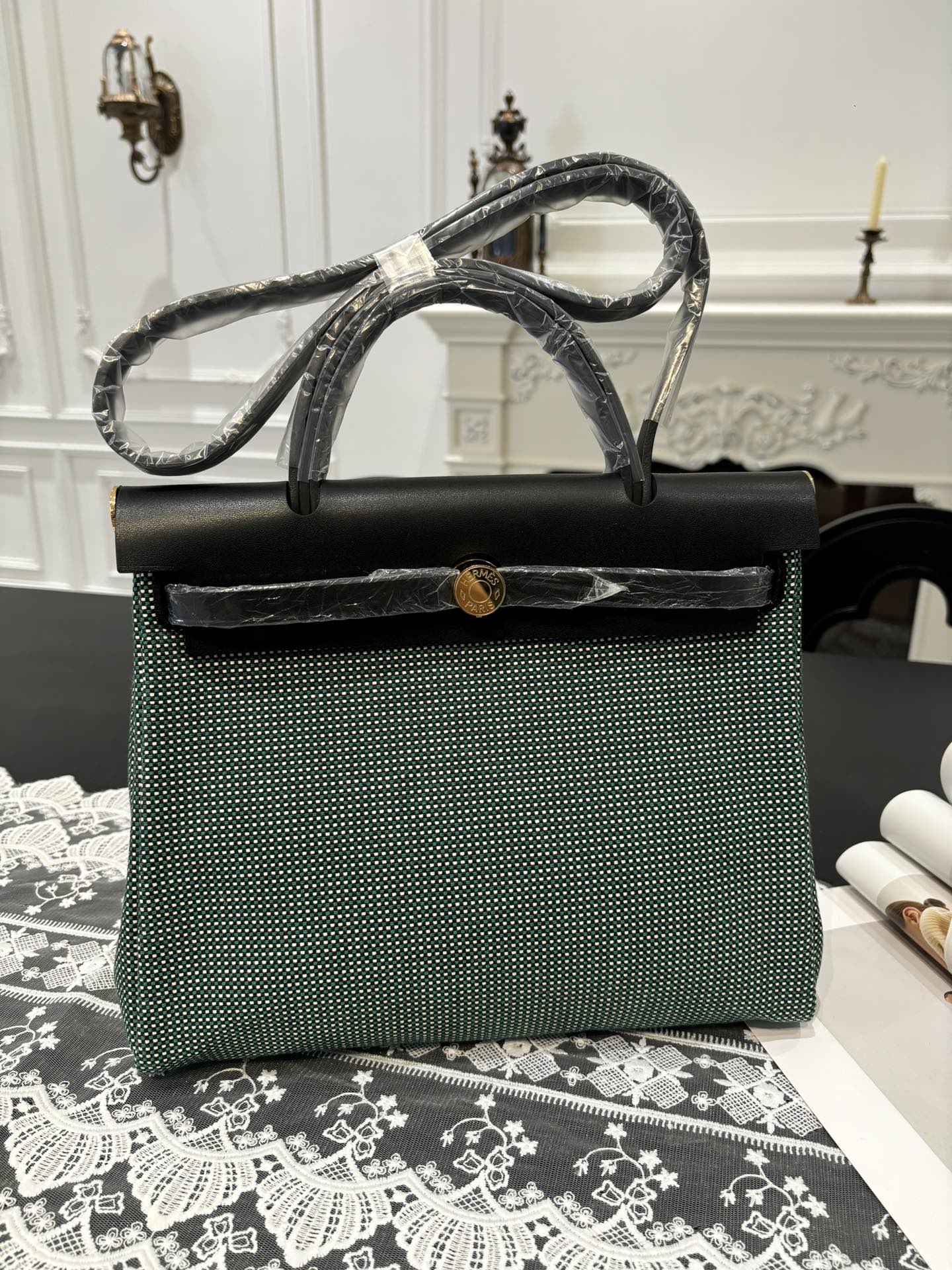 NO:700128,Herbag Kelly cloth bag for men, 31cm inseam, imported tree paste leather and waffle canvas [black/green] gold buckle, same style for men and women, counter synchronization, the highest version on the market, top craftsmanship, pure steel hardware, in stock, Hermes, Hermes, Hermes,19860909男士专用 Herbag 凯莉布包 31cm 内缝 进口树膏皮拼华夫格帆布【黑/绿】金扣 男女同款 专柜同步 市场最高版本 顶级工艺 纯钢五金 现货,爱马仕,hermes,Hermes,,Bag