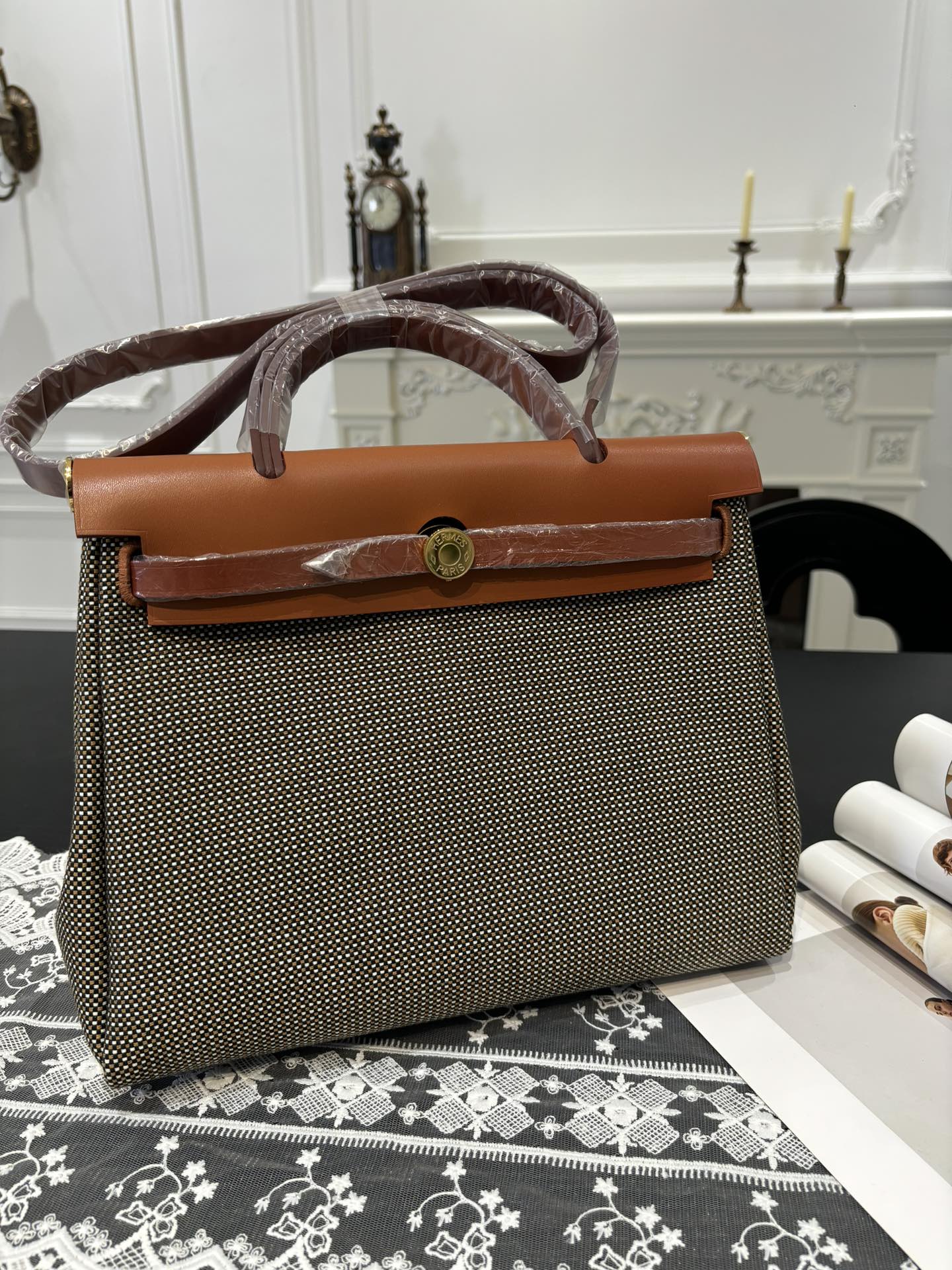 NO:700126,Herbag Kelly cloth bag for men, 31cm inseam, imported tree paste leather and waffle canvas [golden brown] gold buckle, same style for men and women, counter synchronization, the highest version on the market, top craftsmanship, pure steel hardware, in stock, Hermes, Hermes, Hermes,19860909男士专用 Herbag 凯莉布包 31cm 内缝 进口树膏皮拼华夫格帆布【金棕】金扣 男女同款 专柜同步 市场最高版本 顶级工艺 纯钢五金 现货,爱马仕,hermes,Hermes,,Bag