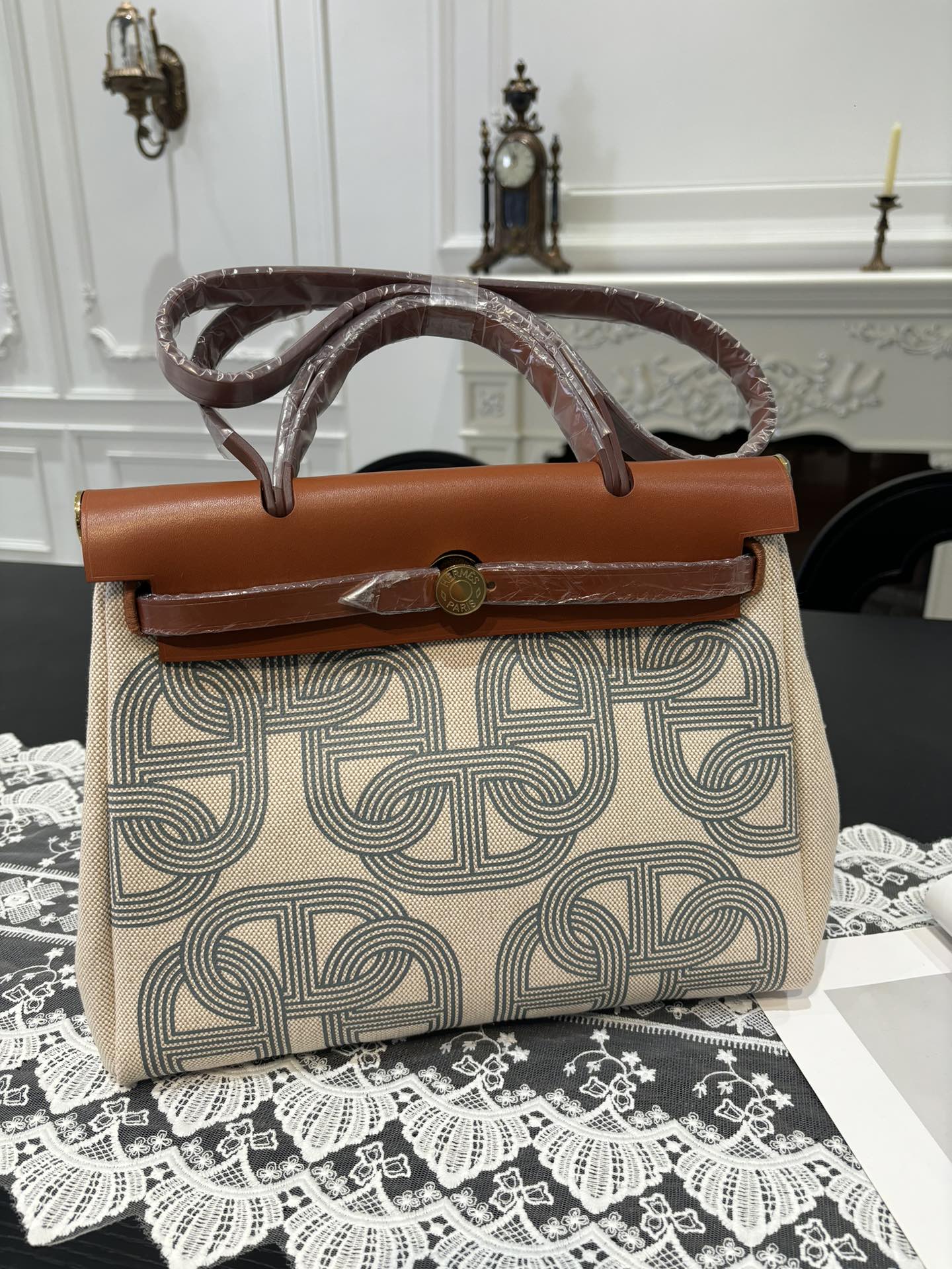 NO:700133,Herbag Kelly cloth bag for men 31cm inseam Imported tree paste leather and canvas painted [golden brown/black pig nose] gold buckle Same style for men and women Counter synchronization The highest version on the market Top craftsmanship Pure steel hardware Ready in stock, Hermes, Hermes,19860909男士专用 Herbag 凯莉布包 31cm 内缝 进口树膏皮拼帆布彩绘【金棕/黑猪鼻子】金扣 男女同款 专柜同步 市场最高版本 顶级工艺 纯钢五金 现货,爱马仕,hermes,Hermes,,Bag