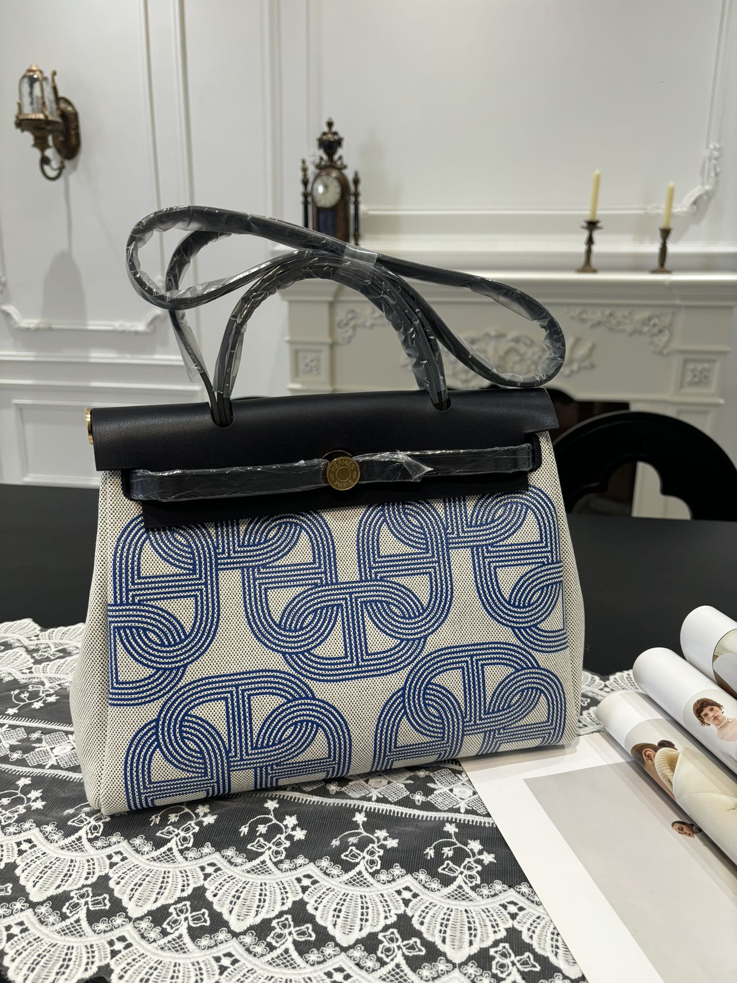 NO:700131,Herbag Kelly cloth bag for men 31cm inseam Imported tree paste leather and canvas painted [black/blue pig nose] gold buckle Same style for men and women Counter synchronization The highest version on the market Top craftsmanship Pure steel hardware Ready in stock, Hermes, Hermes, Hermes,19860909男士专用 Herbag 凯莉布包 31cm 内缝 进口树膏皮拼帆布彩绘【黑色/蓝猪鼻子】金扣 男女同款 专柜同步 市场最高版本 顶级工艺 纯钢五金 现货,爱马仕,hermes,Hermes,,Bag