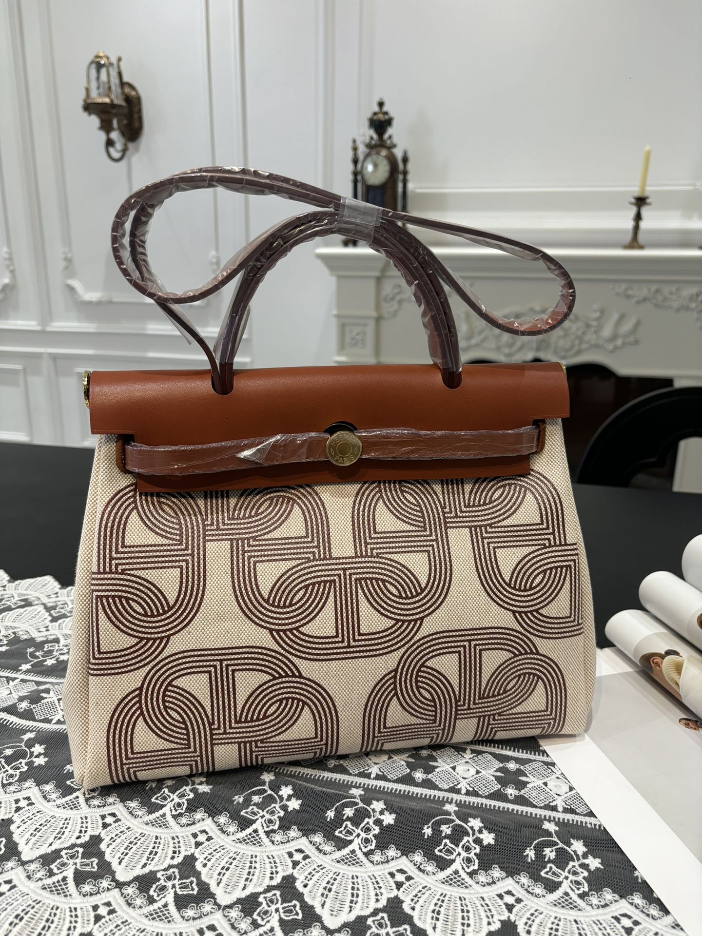 NO:700138,Herbag Kelly cloth bag for men 31cm inseam Imported tree paste leather and canvas painted [golden brown/red pig nose] gold buckle Same style for men and women Counter synchronization The highest version on the market Top craftsmanship Pure steel hardware Spot, Hermes, Hermes, Hermes,19860909男士专用 Herbag 凯莉布包 31cm 内缝 进口树膏皮拼帆布彩绘【金棕/红猪鼻子】金扣 男女同款 专柜同步 市场最高版本 顶级工艺 纯钢五金 现货,爱马仕,hermes,Hermes,,Bag