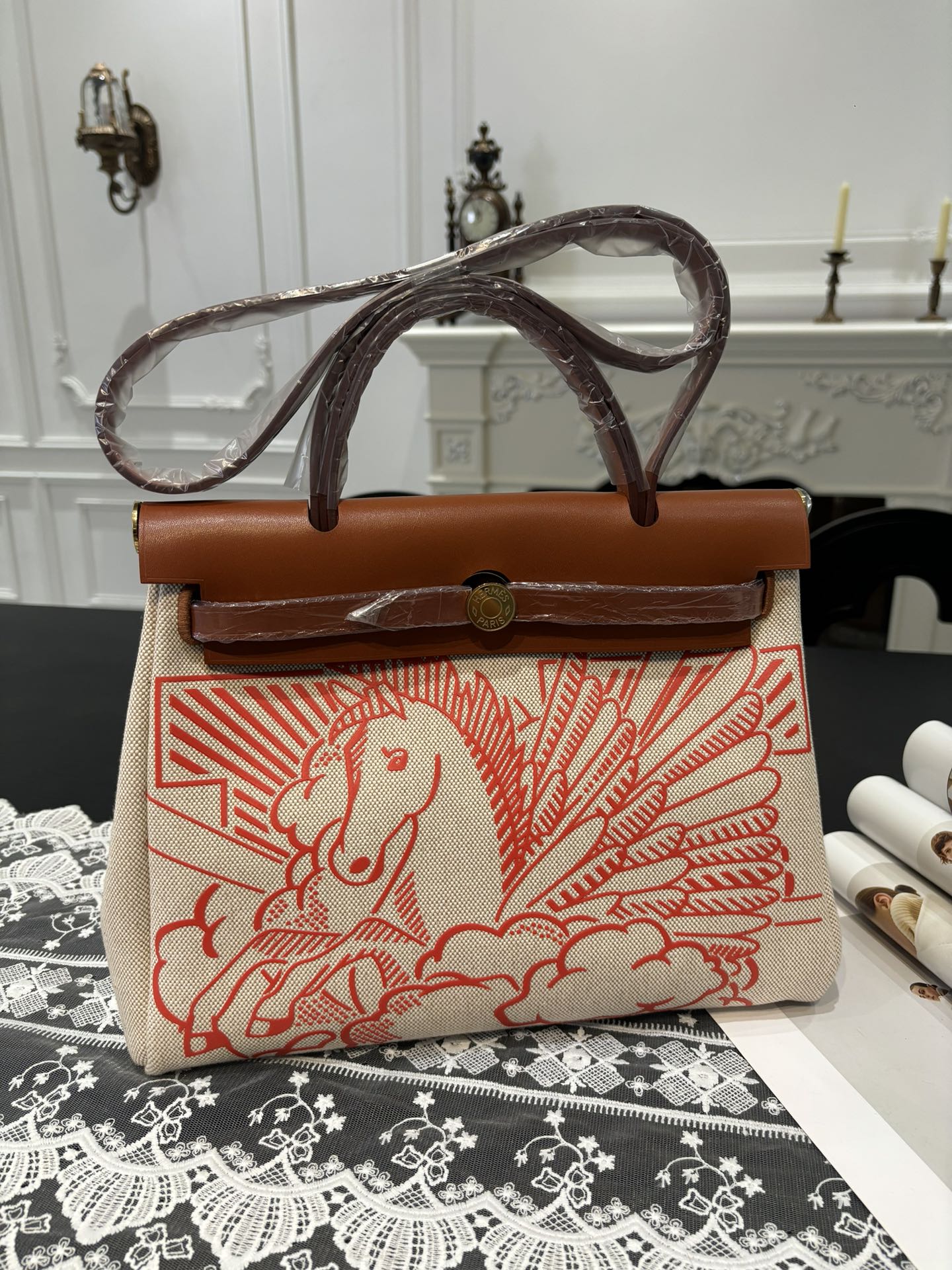 NO:700129,Herbag Kelly cloth bag for men 31cm inseam imported tree paste leather and canvas painted [golden brown/red Pegasus] gold buckle same style for men and women counter synchronization highest version on the market top craftsmanship pure steel hardware in stock, Hermes, Hermes, Hermes,19860909男士专用 Herbag 凯莉布包 31cm 内缝 进口树膏皮拼帆布彩绘【金棕/红飞马】金扣 男女同款 专柜同步 市场最高版本 顶级工艺 纯钢五金 现货,爱马仕,hermes,Hermes,,Bag