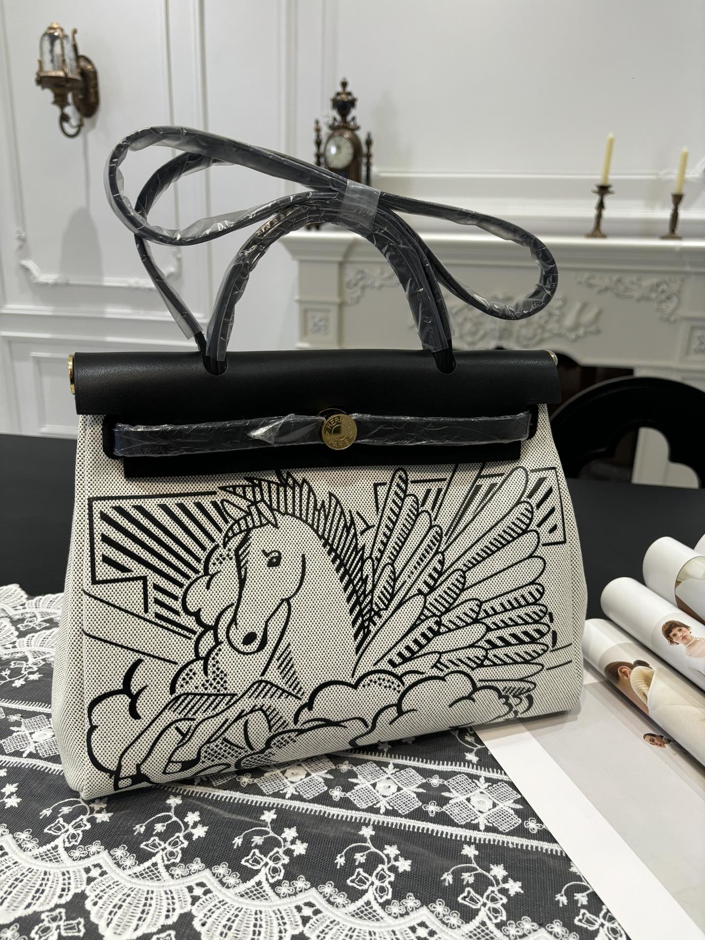 NO:700127,Herbag Kelly cloth bag for men 31cm inseam Imported tree paste leather and canvas painted [black/black Pegasus] gold buckle Same style for men and women Counter synchronization The highest version on the market Top craftsmanship Pure steel hardware Ready in stock, Hermes, Hermes, Hermes,19860909男士专用 Herbag 凯莉布包 31cm 内缝 进口树膏皮拼帆布彩绘【黑色/黑飞马】金扣 男女同款 专柜同步 市场最高版本 顶级工艺 纯钢五金 现货,爱马仕,hermes,Hermes,,Bag