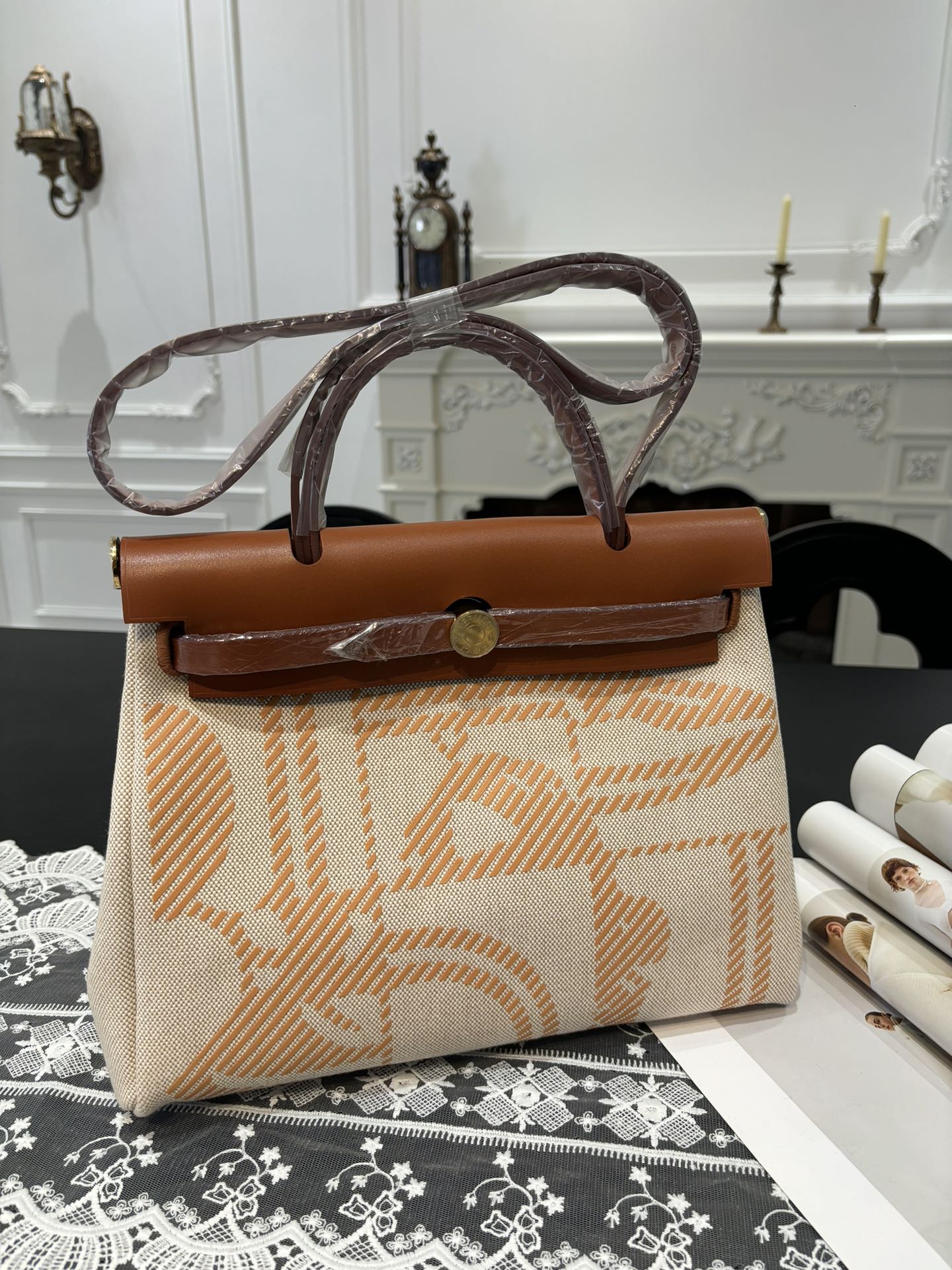 NO:700125,Herbag Kelly cloth bag for men 31cm inseam imported tree paste leather and canvas painted [golden brown/ugly girl pattern] gold buckle same style for men and women counter synchronization the highest version on the market top craftsmanship pure steel hardware in stock, Hermes, Hermes, Hermes,19860909男士专用 Herbag 凯莉布包 31cm 内缝 进口树膏皮拼帆布彩绘【金棕/丑娘图案】金扣 男女同款 专柜同步 市场最高版本 顶级工艺 纯钢五金 现货,爱马仕,hermes,Hermes,,Bag