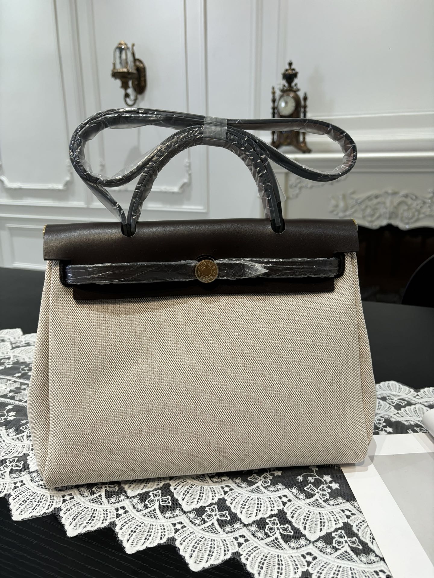 NO:700110,Herbag Kelly cloth bag for men, 31cm inseam, imported tree paste leather and canvas [coffee/off-white] gold buckle, same style for men and women, counter synchronization, the highest version on the market, top craftsmanship, pure steel hardware, in stock, Hermes, Hermes, Hermes,19860909男士专用 Herbag 凯莉布包 31cm 内缝 进口树膏皮拼帆布【咖啡/米白】金扣 男女同款 专柜同步 市场最高版本 顶级工艺 纯钢五金 现货,爱马仕,hermes,Hermes,,Bag