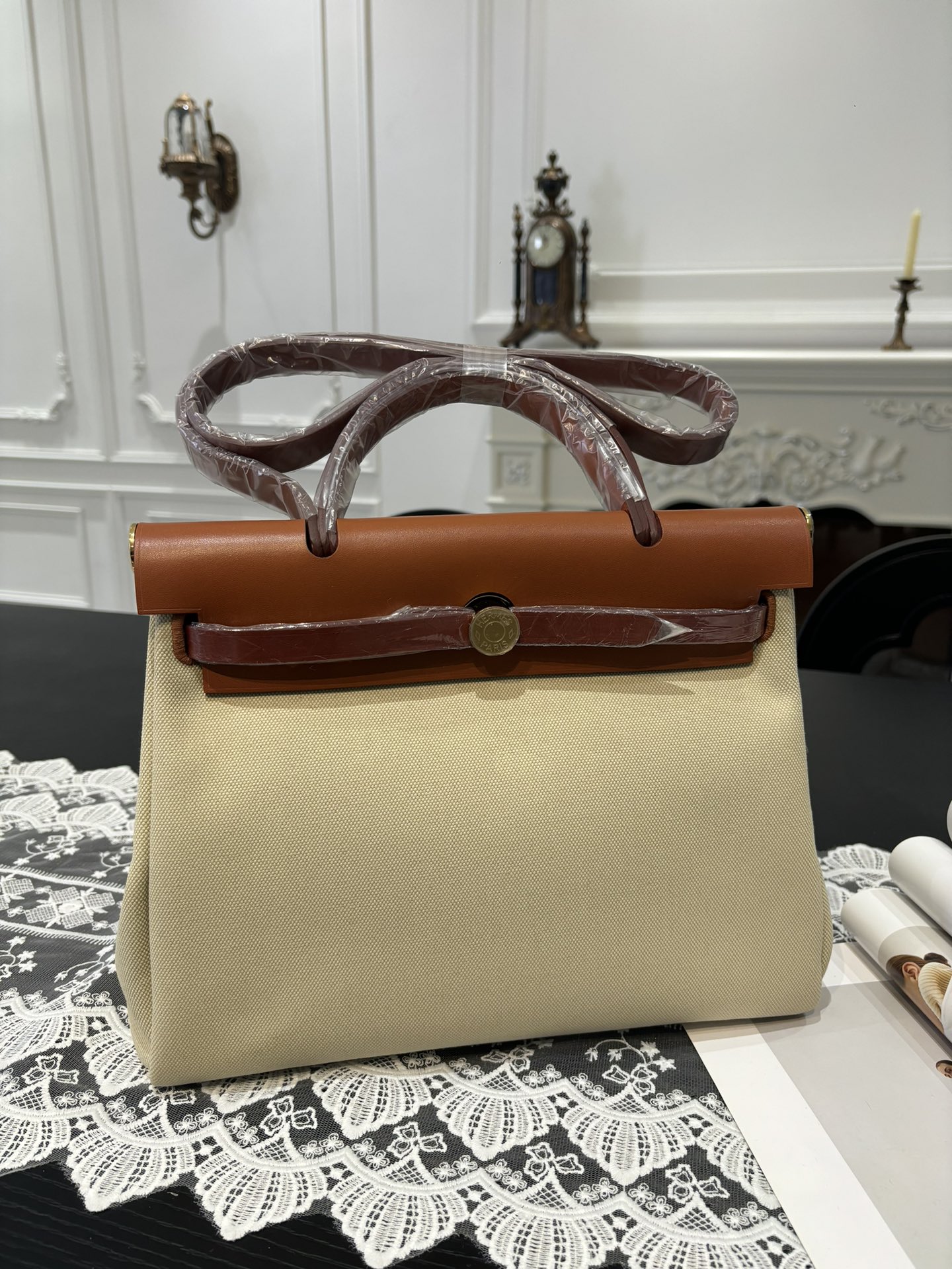 NO:700095,Men's-only Herbag Kelly cloth bag 31cm inseam Imported tree paste leather and canvas [golden brown/glacier white] gold buckle Same style for men and women Counter synchronization The highest version on the market Top craftsmanship Pure steel hardware Ready in stock, Hermes, Hermes, Hermes,19860909男士专用 Herbag 凯莉布包 31cm 内缝 进口树膏皮拼帆布【金棕/冰川白】金扣 男女同款 专柜同步 市场最高版本 顶级工艺 纯钢五金 现货,爱马仕,hermes,Hermes,,Bag