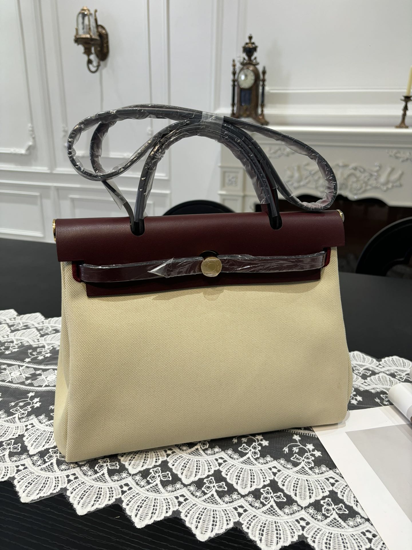 NO:700116,Herbag Kelly cloth bag for men, 31cm inseam, imported tree paste leather and canvas [Hermes red/glacier white] gold buckle, same style for men and women, counter synchronization, the highest version on the market, top craftsmanship, pure steel hardware, in stock, Hermes, hermes, Hermes,19860909男士专用 Herbag 凯莉布包 31cm 内缝 进口树膏皮拼帆布【爱马仕红/冰川白】金扣 男女同款 专柜同步 市场最高版本 顶级工艺 纯钢五金 现货,爱马仕,hermes,Hermes,,Bag