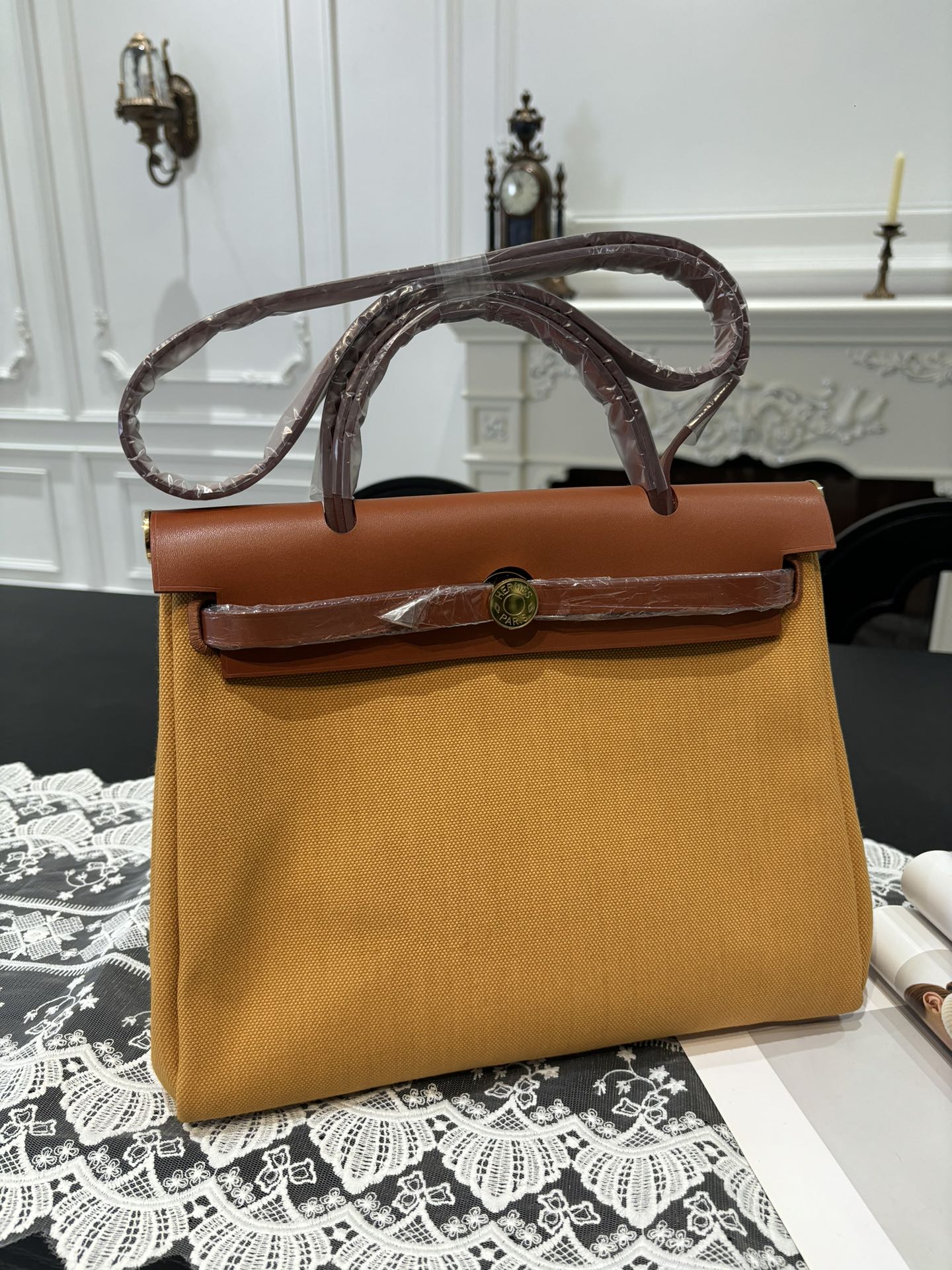 NO:700119,Herbag Kelly cloth bag for men 31cm inseam Imported tree paste leather and canvas [golden brown/turmeric] gold buckle Same style for men and women Counter synchronization The highest version on the market Top craftsmanship Pure steel hardware Ready in stock, Hermes, Hermes, Hermes,19860909男士专用 Herbag 凯莉布包 31cm 内缝 进口树膏皮拼帆布【金棕/姜黄】金扣 男女同款 专柜同步 市场最高版本 顶级工艺 纯钢五金 现货,爱马仕,hermes,Hermes,,Bag