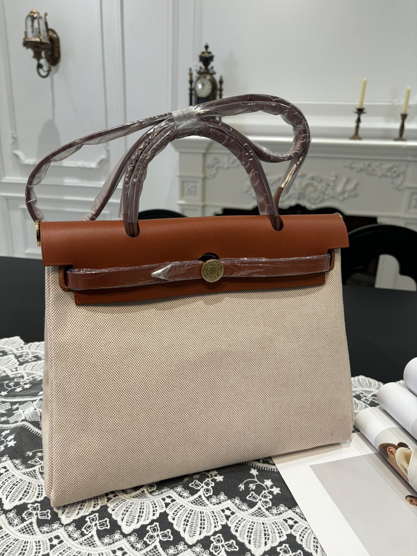 NO:700105,Herbag Kelly cloth bag for men, 31cm inseam, imported tree paste leather and canvas [golden brown/off-white] gold buckle, same style for men and women, counter synchronization, the highest version on the market, top craftsmanship, pure steel hardware, in stock, Hermes, Hermes, Hermes,19860909男士专用 Herbag 凯莉布包 31cm 内缝 进口树膏皮拼帆布【金棕/米白色】金扣 男女同款 专柜同步 市场最高版本 顶级工艺 纯钢五金 现货,爱马仕,hermes,Hermes,,Bag