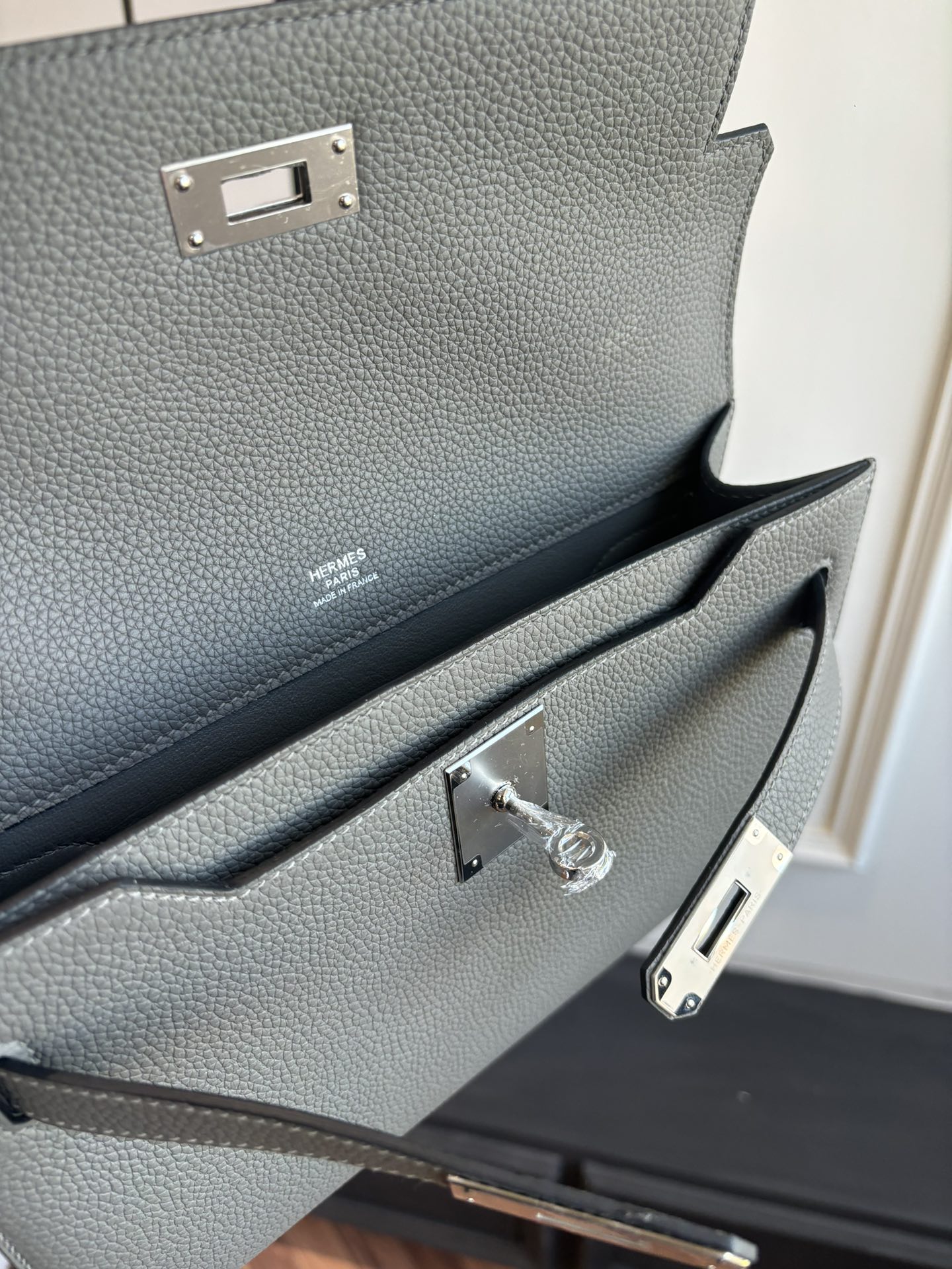 Kelly Depeches 25 Togo Leather Handbag with Strap, Crossbody & Top Handle 9 i1762398429 9219 4