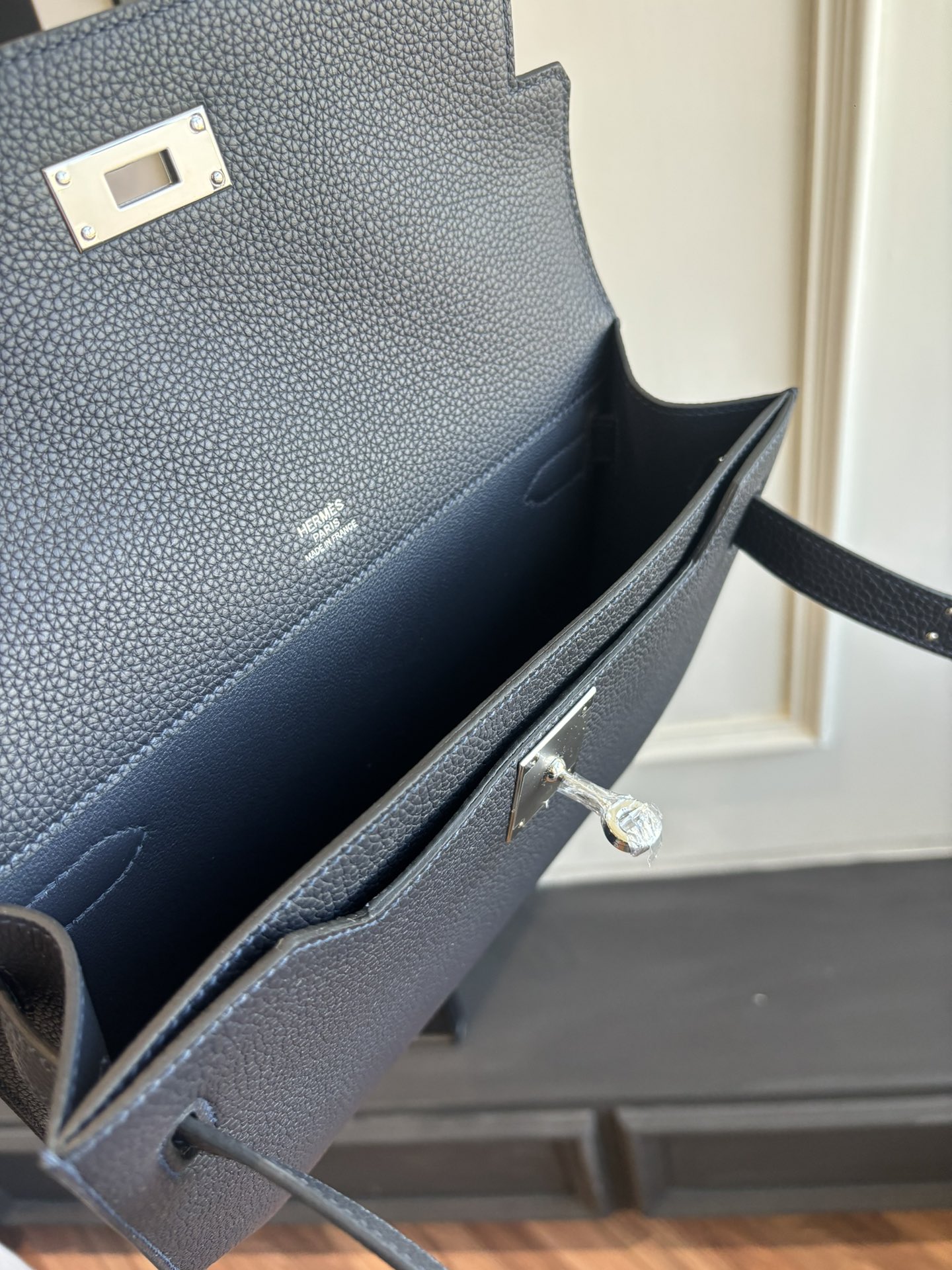 Kelly Depeches 25 Togo Leather Handbag with Strap, Crossbody & Top Handle 9 i1762398454 7796 6