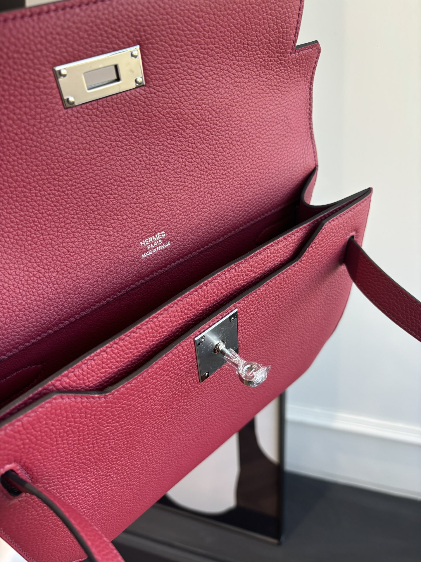 Kelly Depeches 25 Togo Leather Handbag with Strap - Versatile & Stylish 9 i1762398478 7283 7