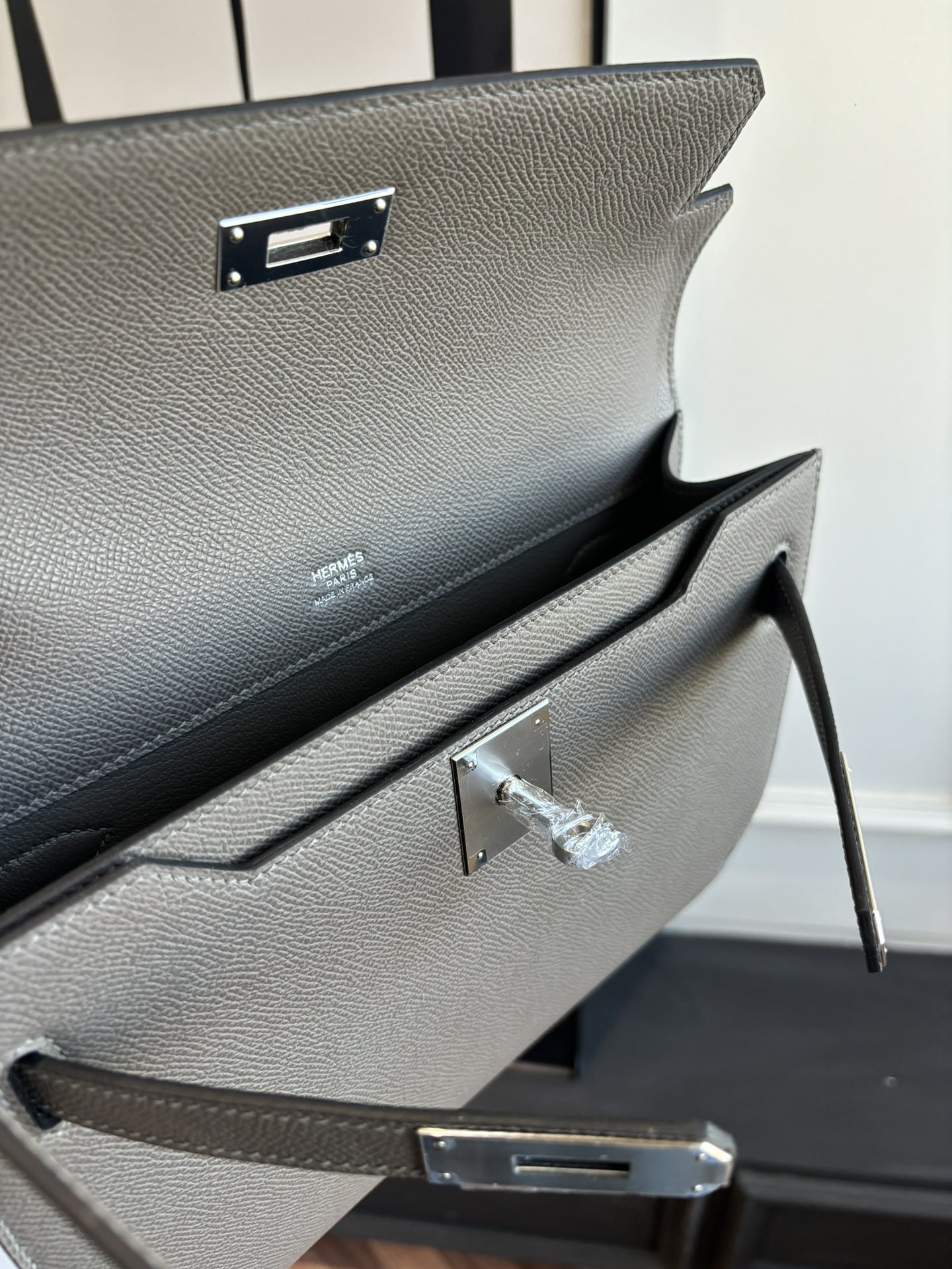 Kelly Depeches 25 Epsom Leather Handbag with Strap - Versatile & Stylish 9 i1762398607 7917 6