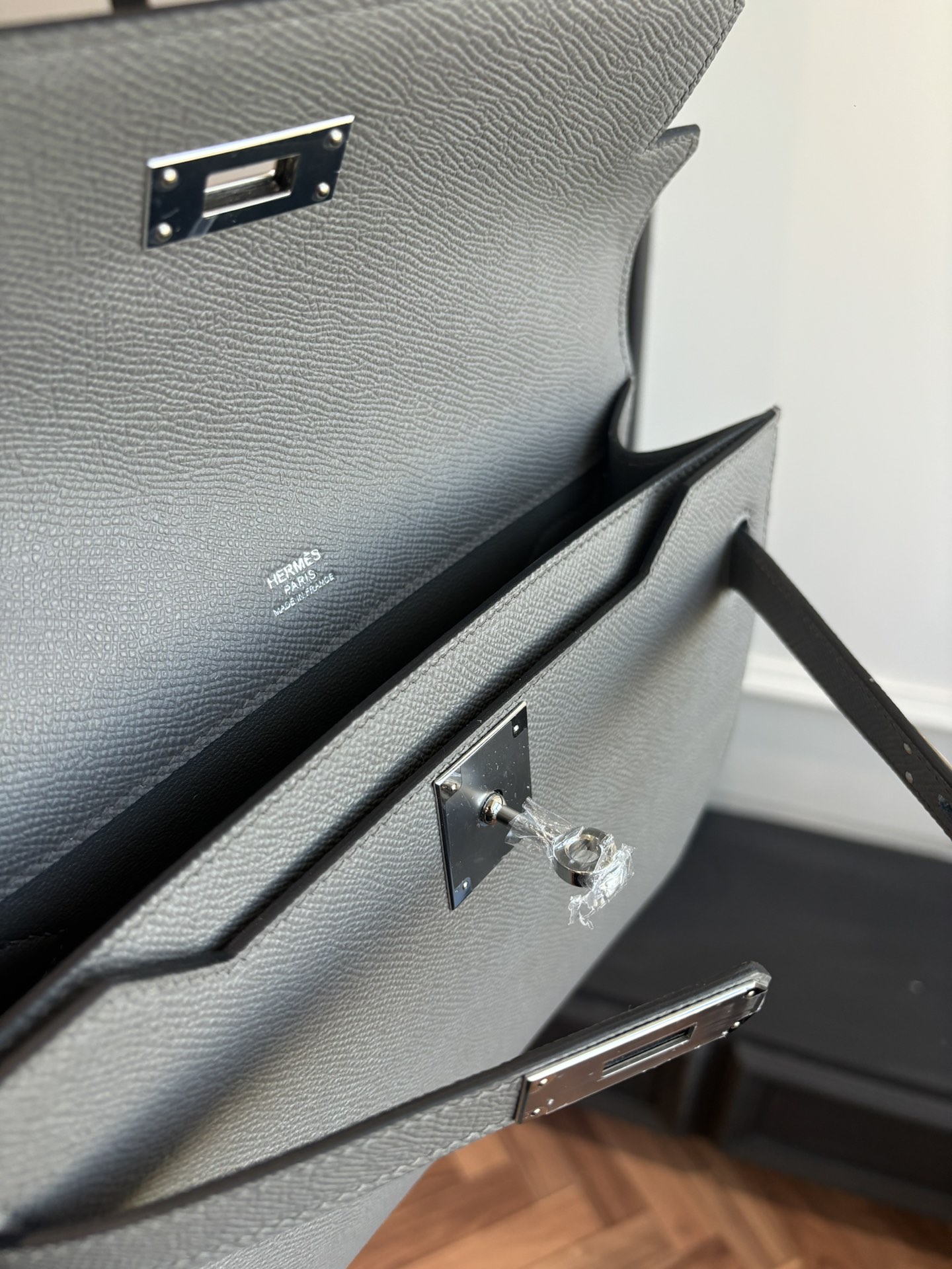 Kelly Depeches 25 Epsom Leather Handbag with Shoulder Strap 9 i1762398631 1370 5