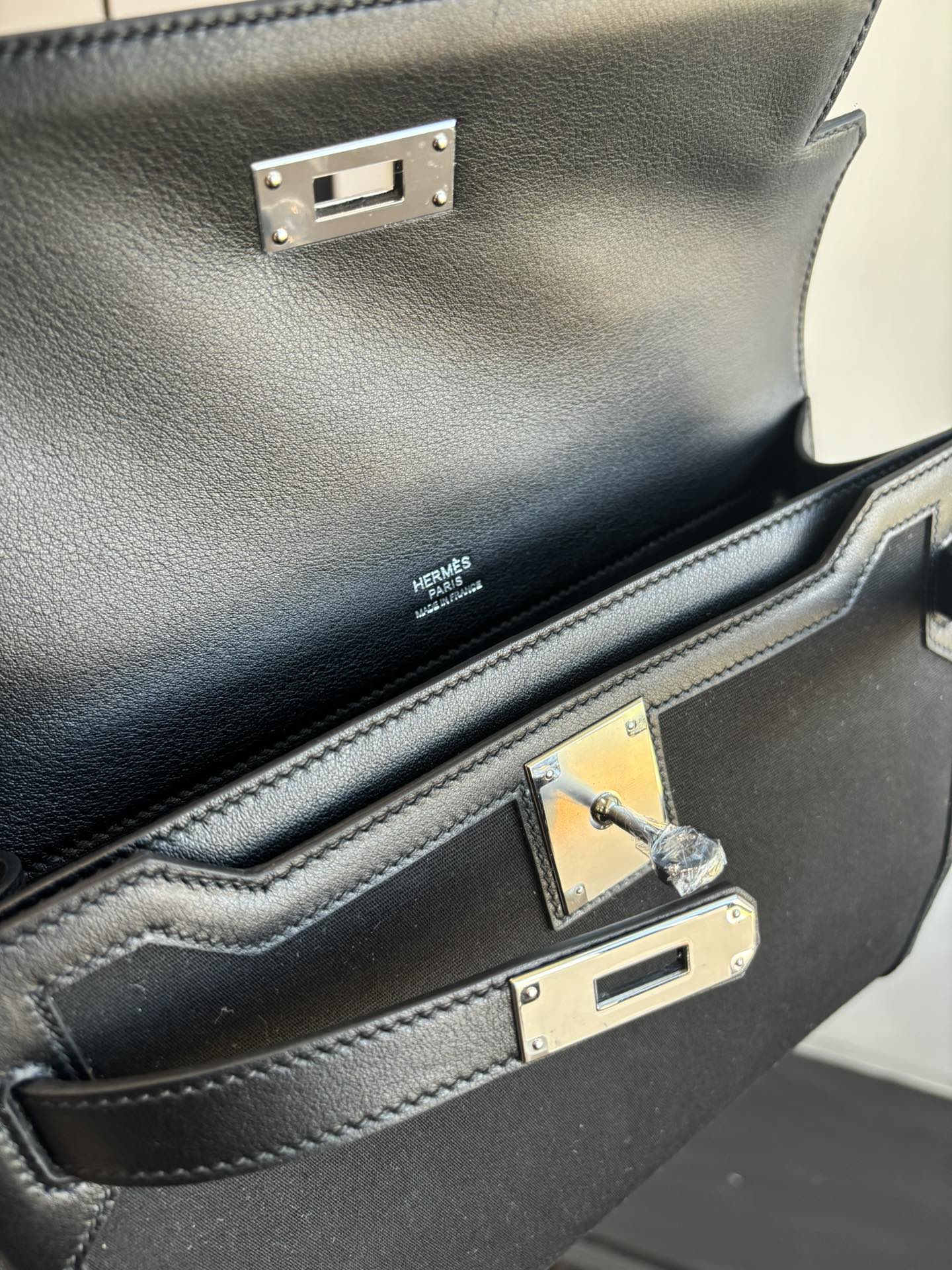 Kelly Depeches 25 Handbag: Canvas & Swift Leather, Crossbody & Hand-Carry 9 i1762398835 3472 7