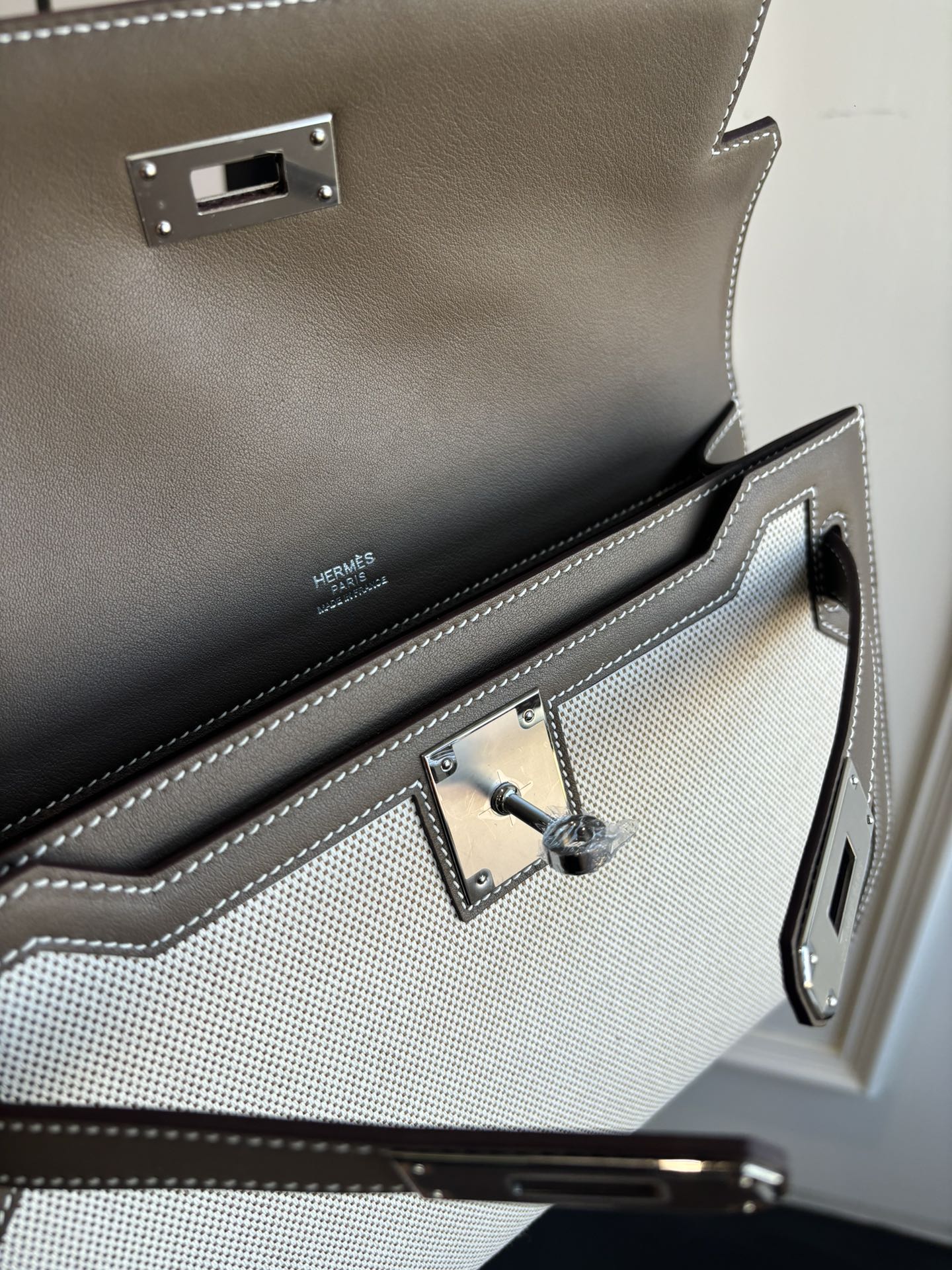 Kelly Depeches 25: Canvas & Swift Leather Handbag with Crossbody Strap 9 i1762399072 3818 5