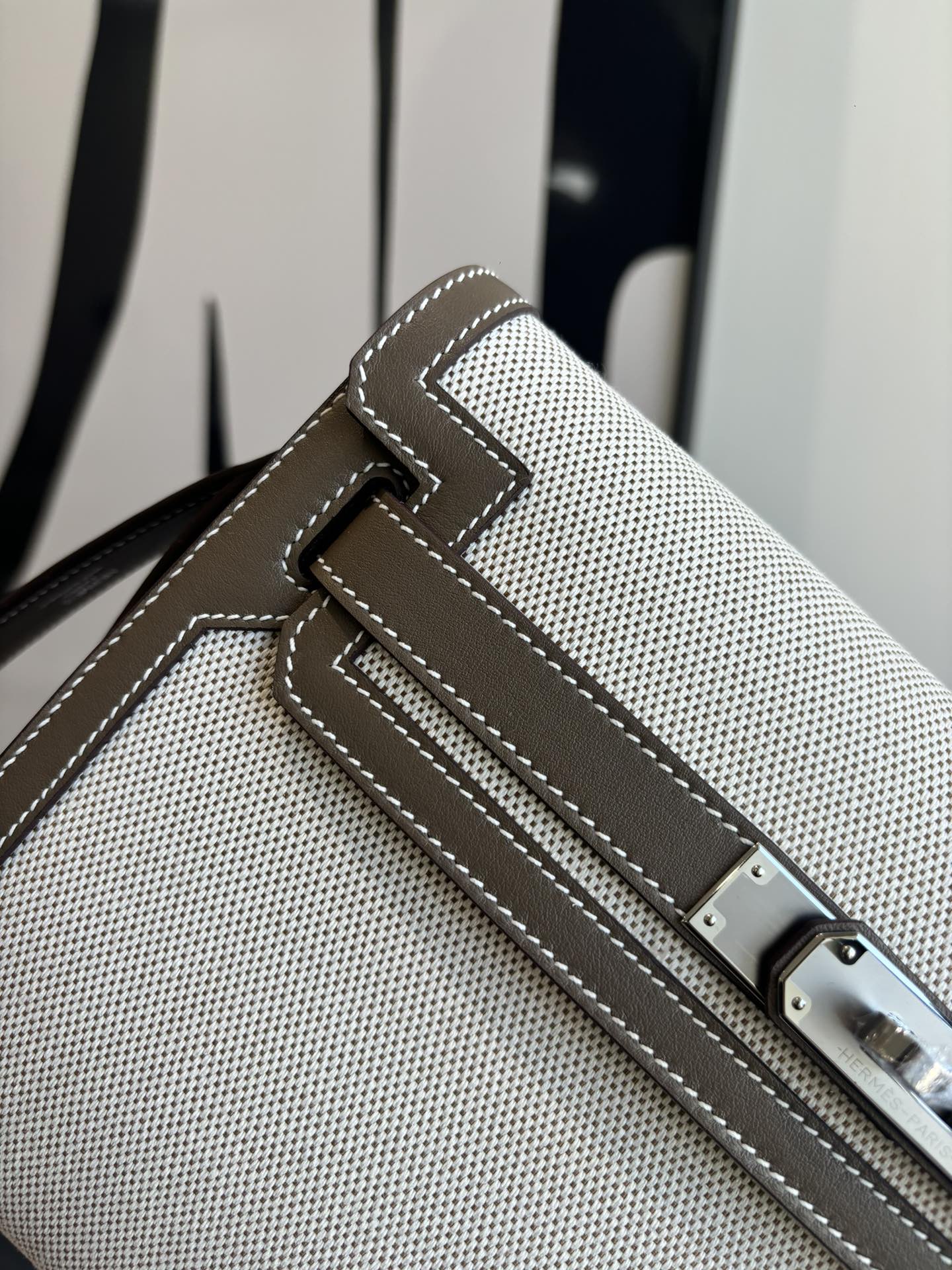 Kelly Depeches 25: Canvas & Swift Leather Handbag with Crossbody Strap 3 i1762399072 9743 3